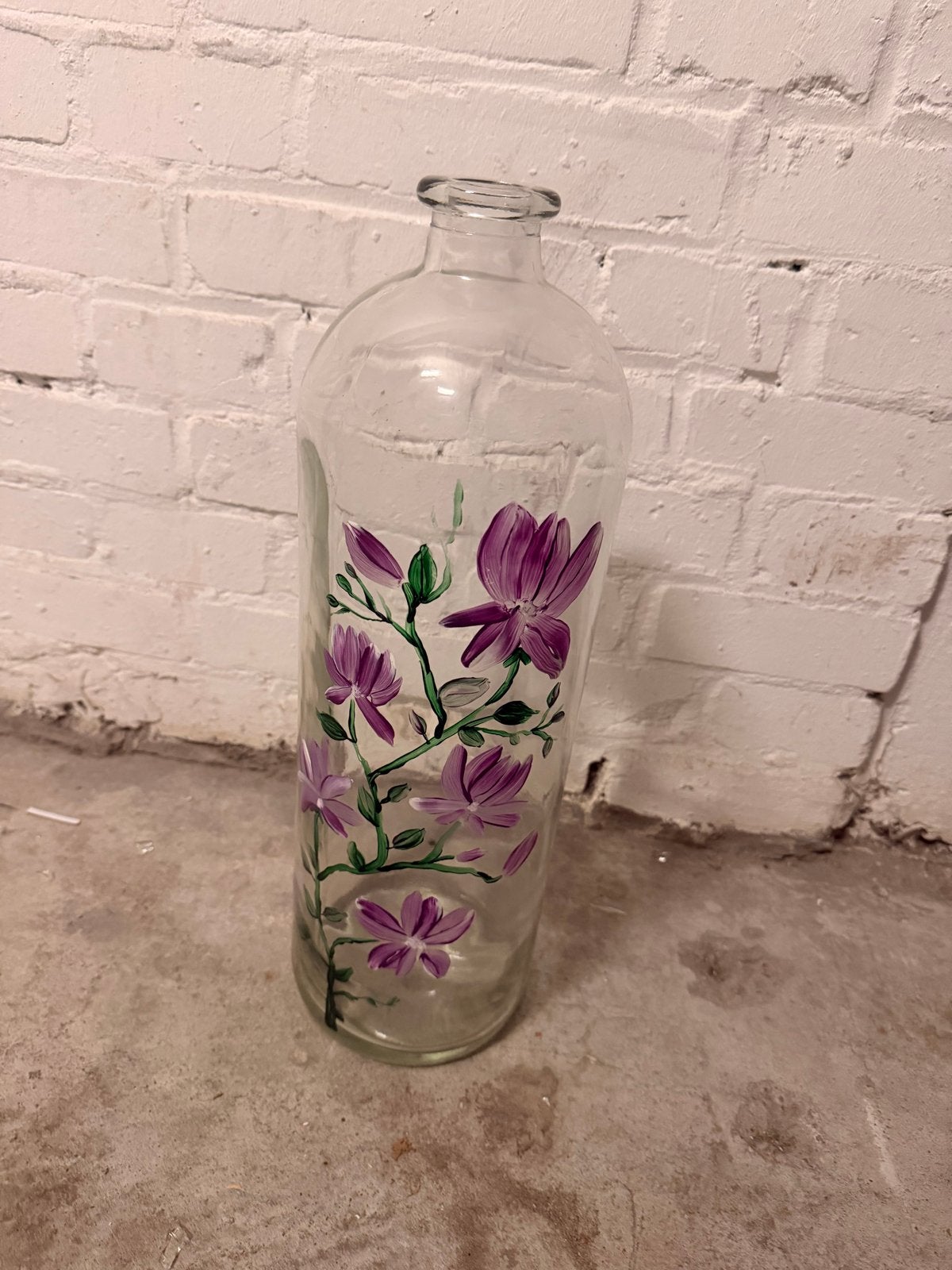 Glazen fles met handgeschilderde paarse bloemen, Ophalen