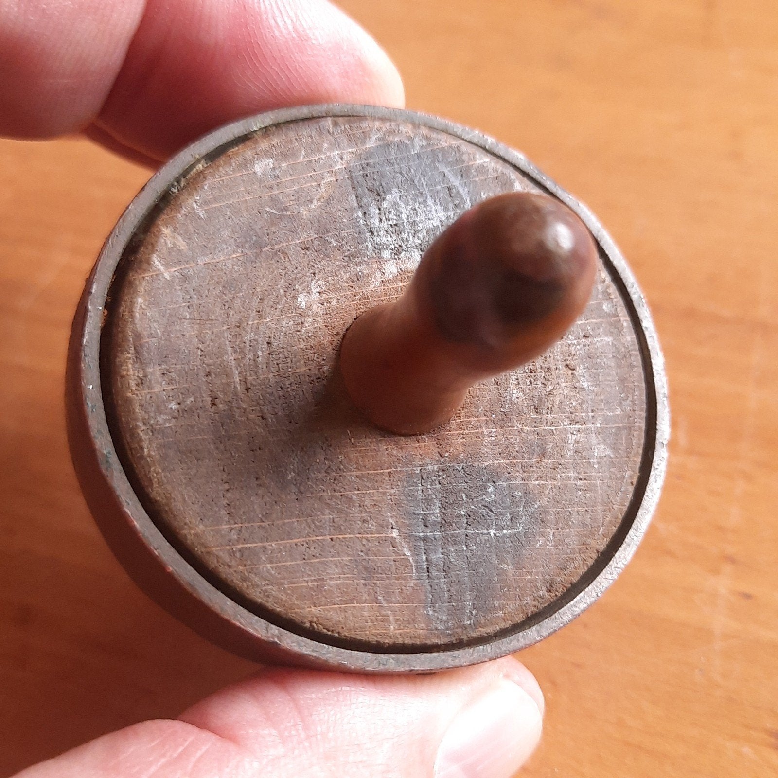 Antieke Houten Tol met Koperen Ring, Verzenden