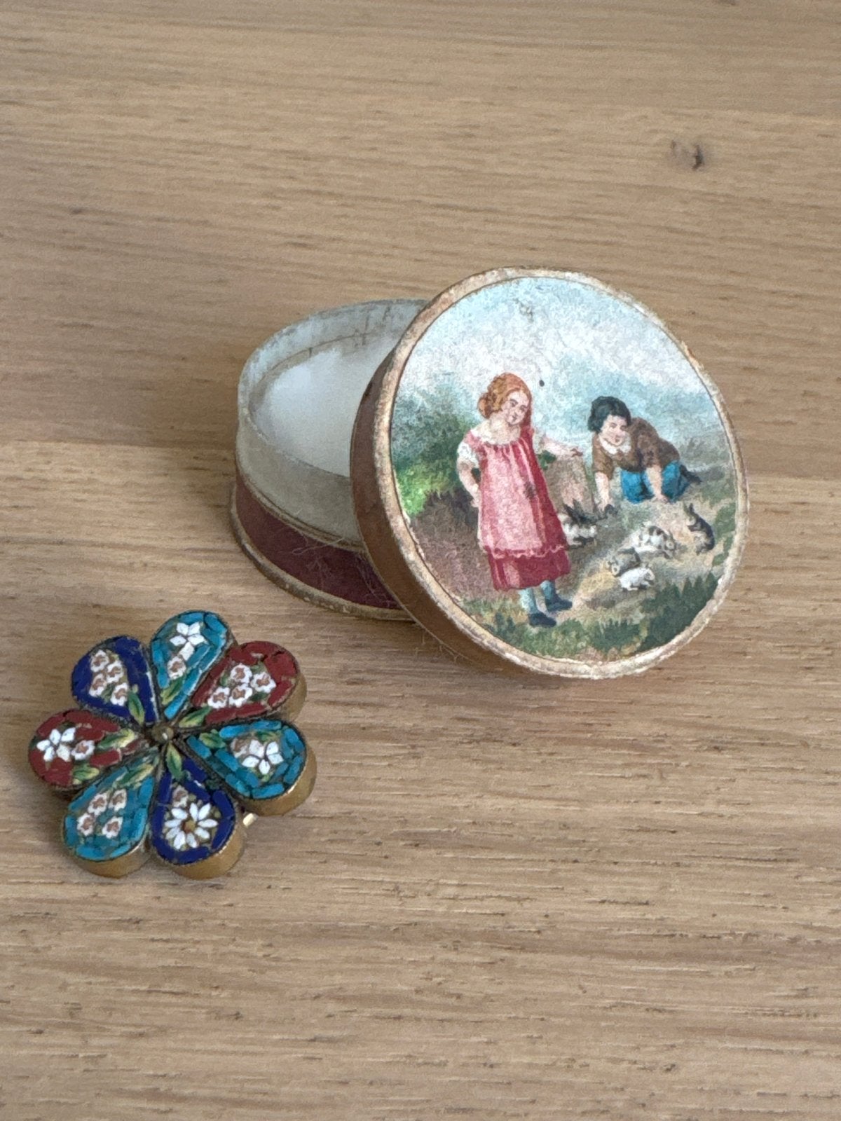 Antieke Micromosaic Broche in Origineel Kartonnen Doosje, Antiek en Kunst, Ophalen of Verzenden