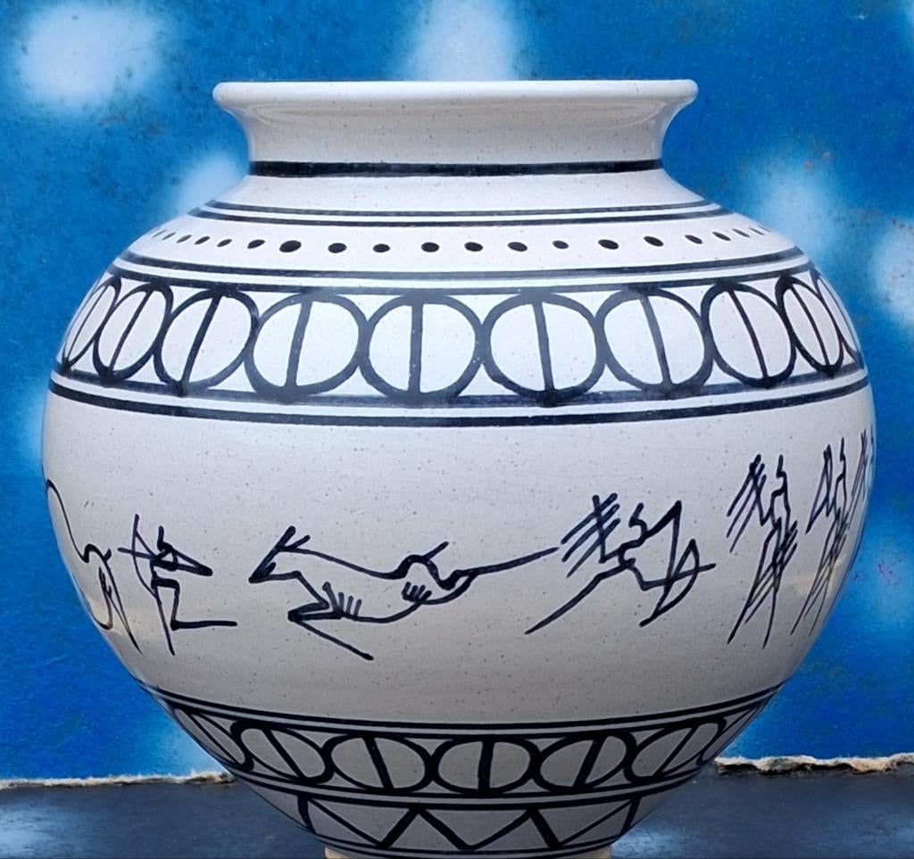 Vaas. African Pottery. Handpainted.  20 cm., Huis en Inrichting, Woonaccessoires | Vazen, Zo goed als nieuw, Wit, Minder dan 50 cm