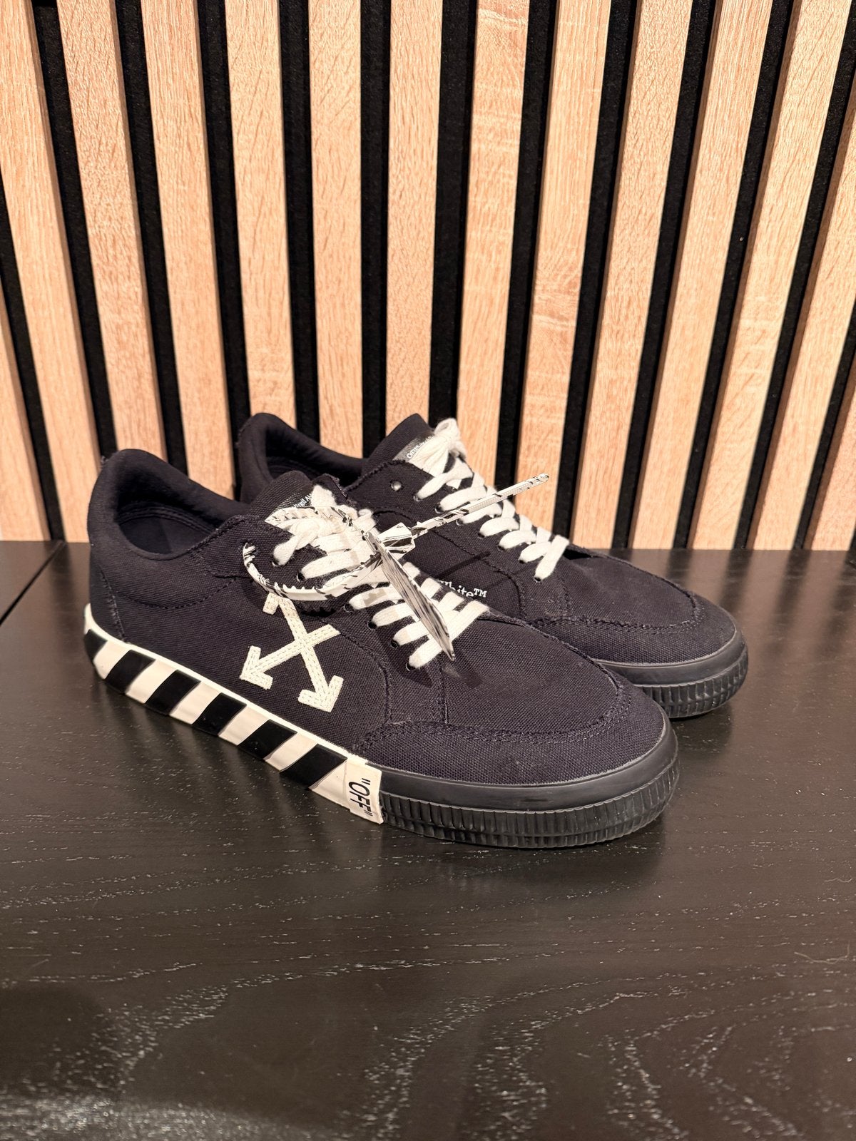 OFF-WHITE Vulc Low Black White Arrow Sneakers Maat 43, Ophalen, Gedragen, Zwart, Sneakers of Gympen