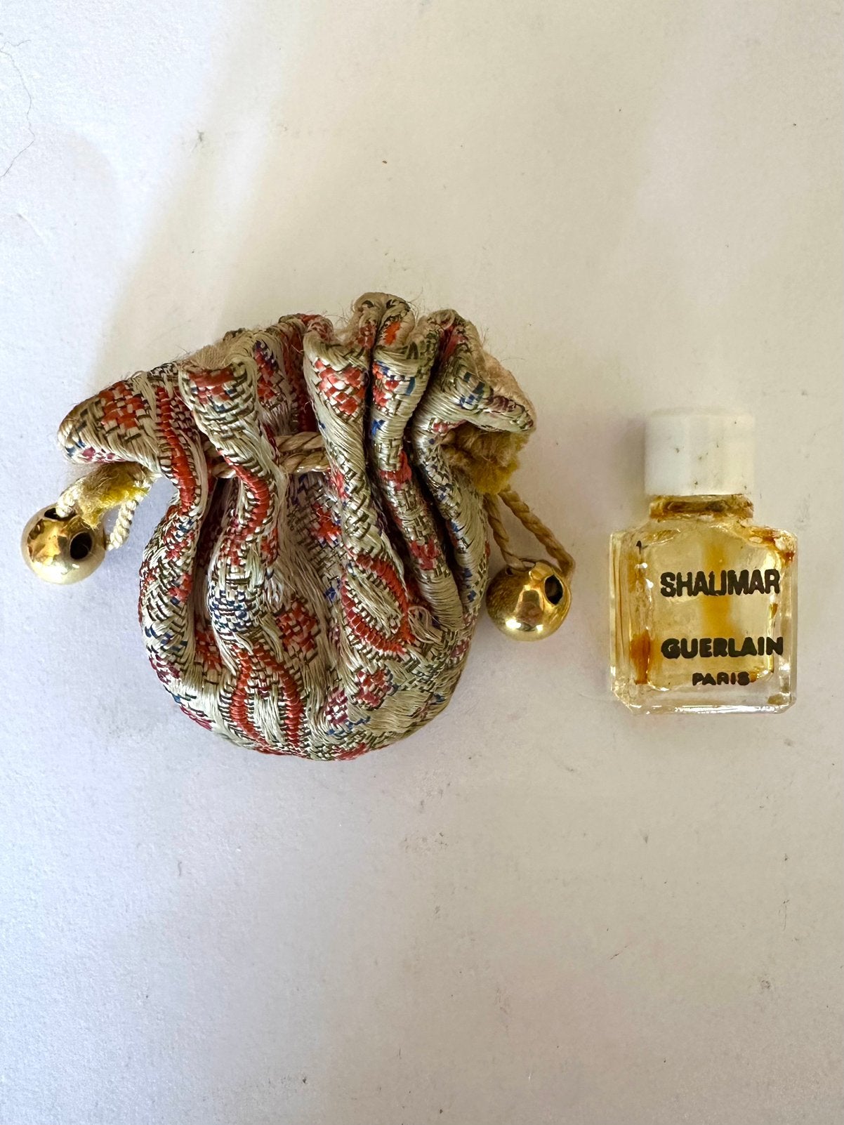 Vintage Guerlain Shalimar micro miniatuur parfum met zakje, Verzenden, Gebruikt, 4 tot 7 cm, Overige materialen