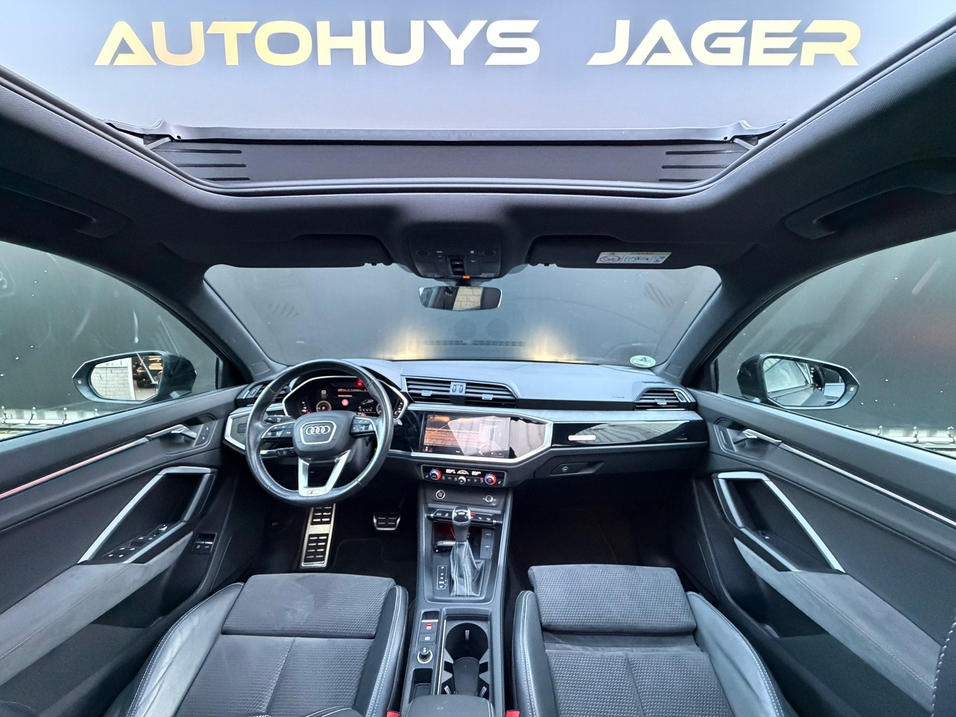 Audi Q3 45 TFSI e S Pano Sonos 360 Keyless Alcantara Trekhaa, Auto's, Dealer onderhouden, Zwart, 245 pk, Hybride Elektrisch/Benzine