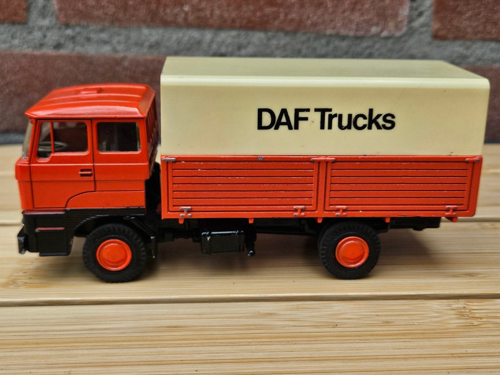 Lioncar Daf 2800 met witte huif - Daf Trucks demo 1:50, Ophalen of Verzenden, Gebruikt, Bus of Vrachtwagen, Lion Toys