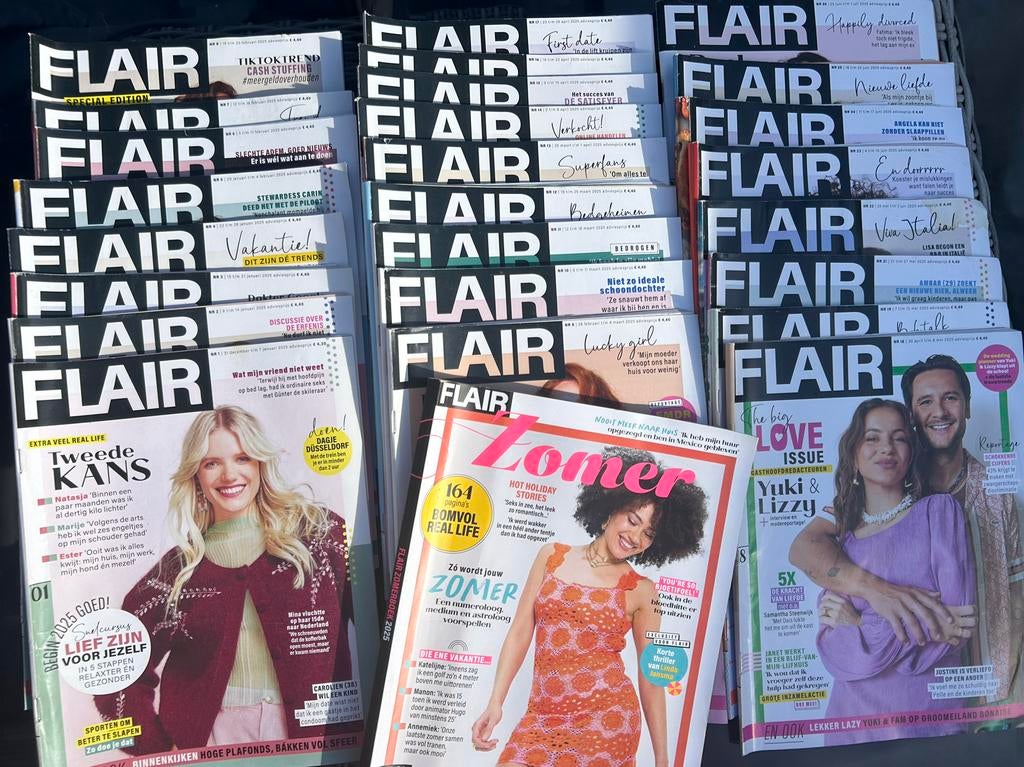 26x Flair uit 2025 inclusief vakantieboek, Boeken, Tijdschriften en Kranten, Ophalen of Verzenden, Gelezen, Damesbladen