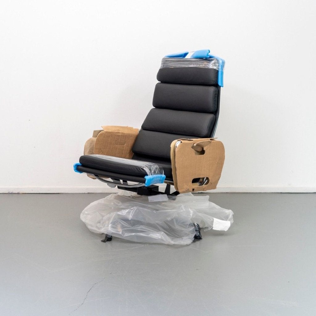 2x Vitra Eames EA 222 SoftPad Loungechair Zwart-Chroom, Niet ingevuld, Minder dan 75 cm, Niet ingevuld, Nieuw