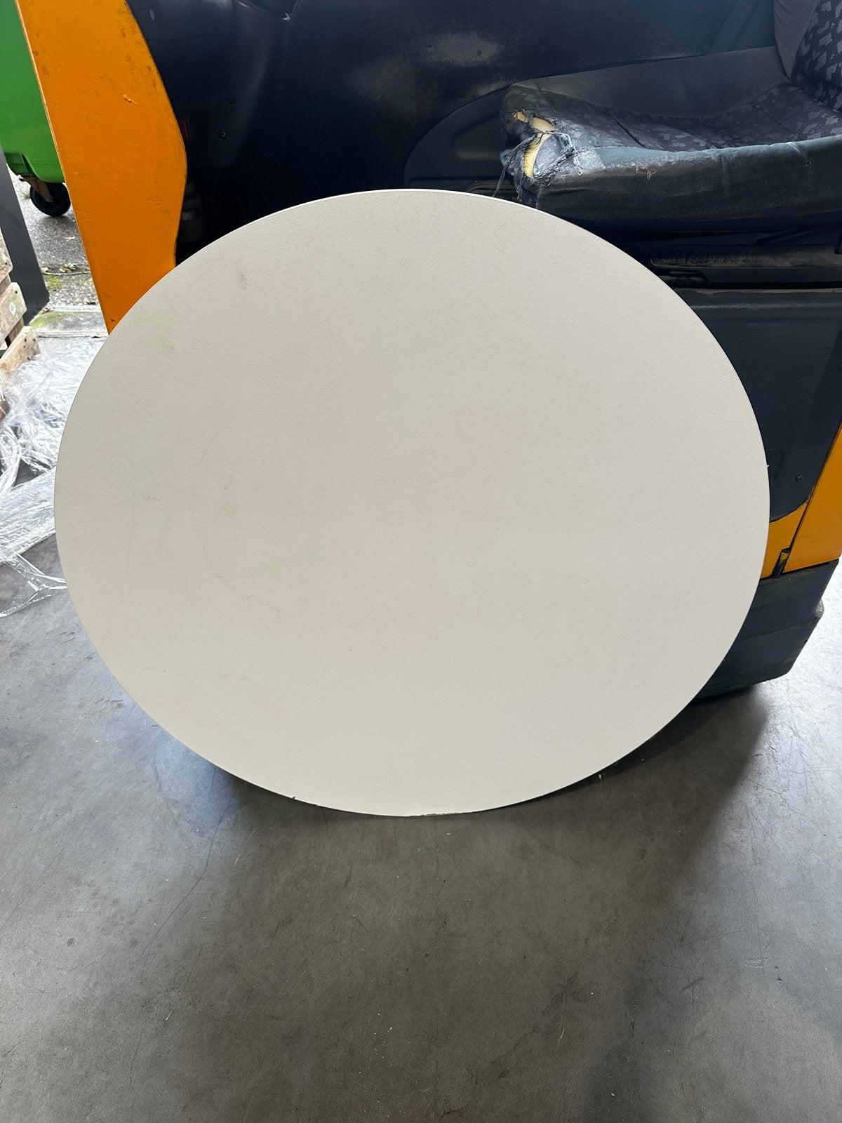 Ronde witte tafel - 105cm diameter - lichte beschadigingen, Ophalen, Gebruikt, Rond, 100 tot 150 cm