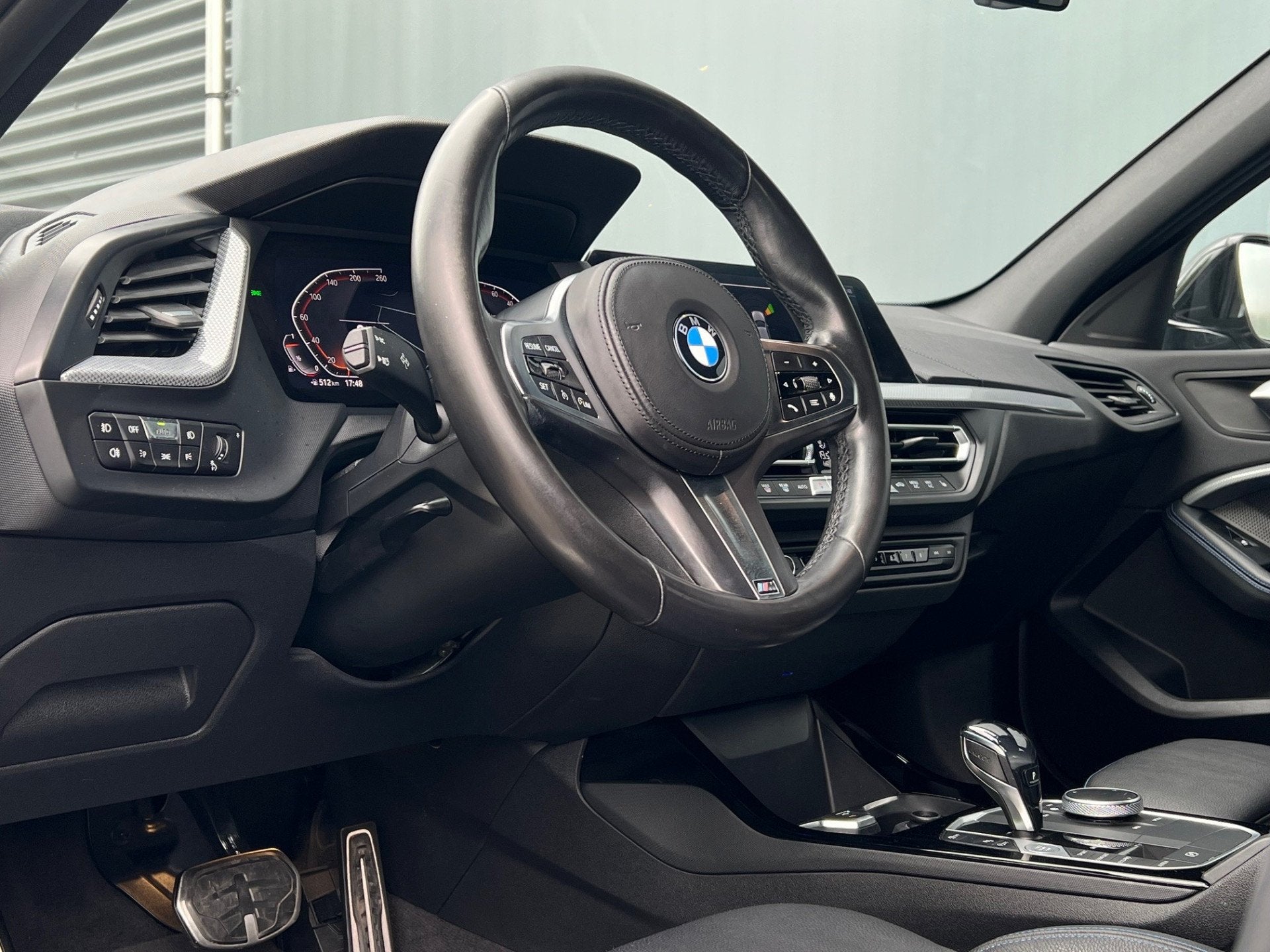 BMW 1-serie BWJ 2021 | 118i 136PK High Ex AUTOMAAT | LEER |, Auto's, 136 pk, Gebruikt, Zwart, Bedrijf