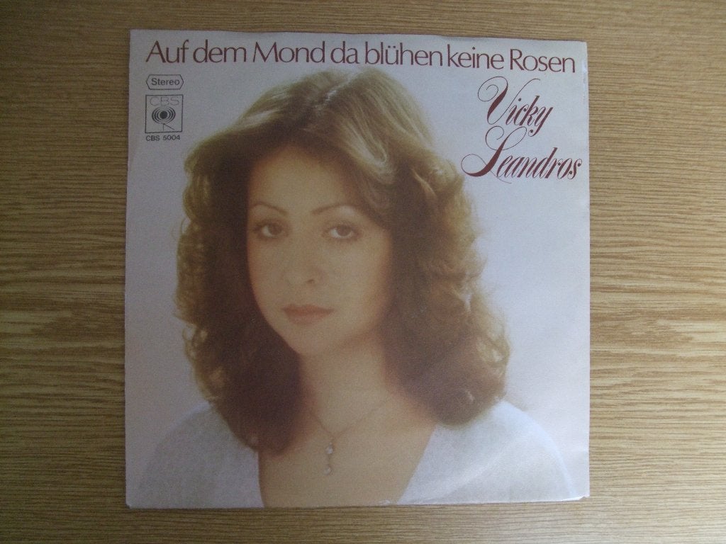 VICKY LEANDROS   AUF DEM MOND DA BLUHEN KEINE ROSEN / ZWEI, 7 inch, Ophalen of Verzenden, Zo goed als nieuw, Pop