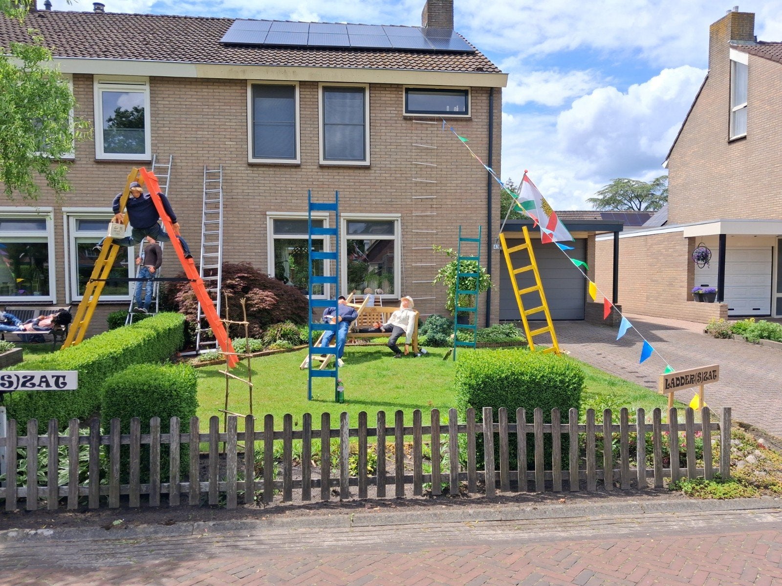Tuinversiering voor dorpsfeest, Ophalen