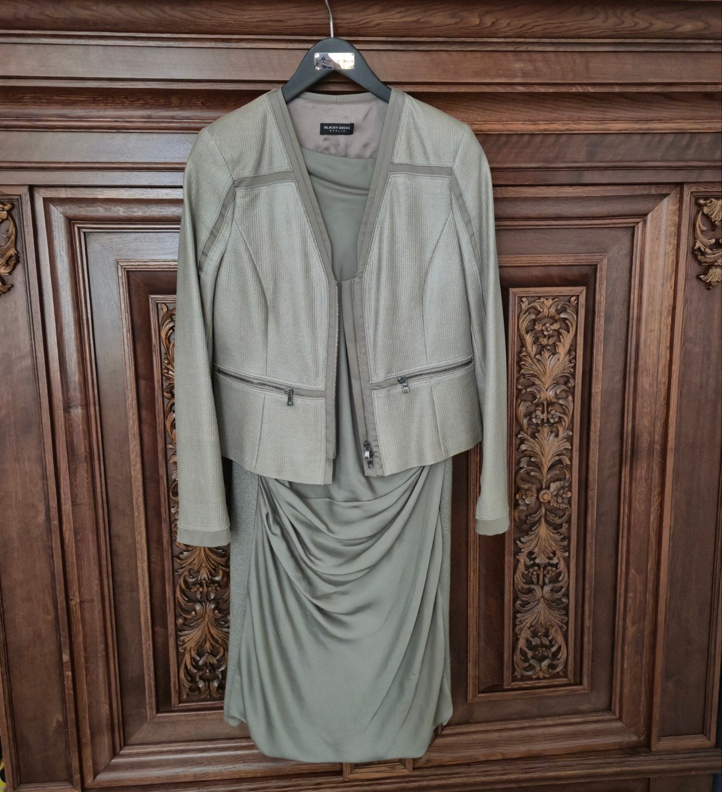 Jurk met bijbehorend jasje., Zo goed als nieuw, Knielengte, Black Dress. Berlin., Groen