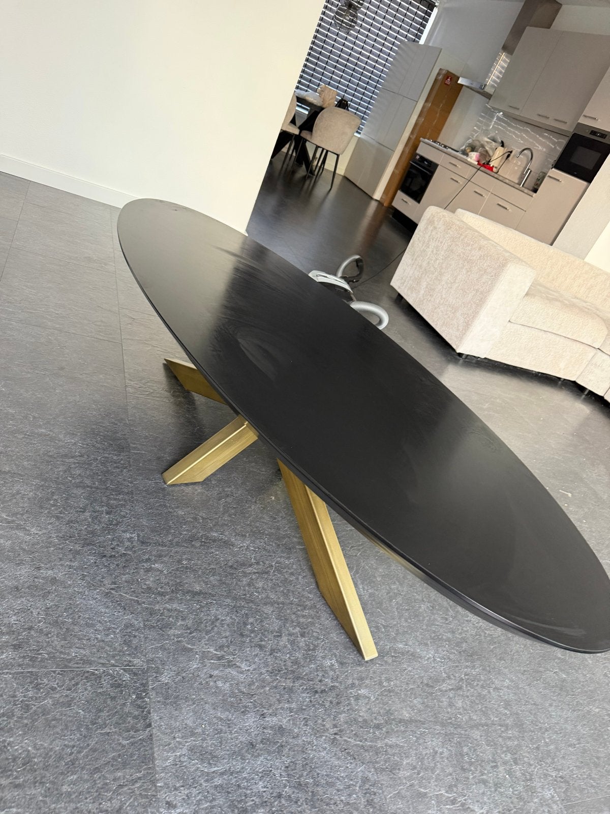 Moderne ovale salontafel met gouden onderstel, Ophalen, 100 tot 150 cm, 50 tot 100 cm, Zo goed als nieuw