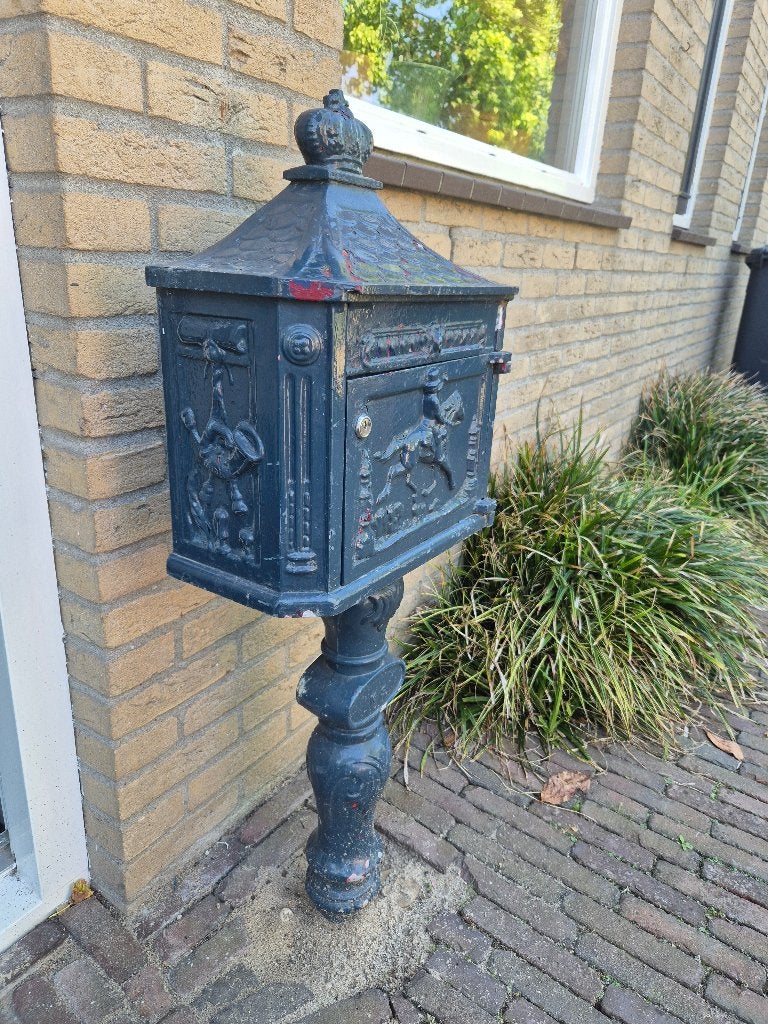 Klassieke brievenbus op poot van aluminium, Ophalen, Gebruikt, Aluminium, Staande brievenbus