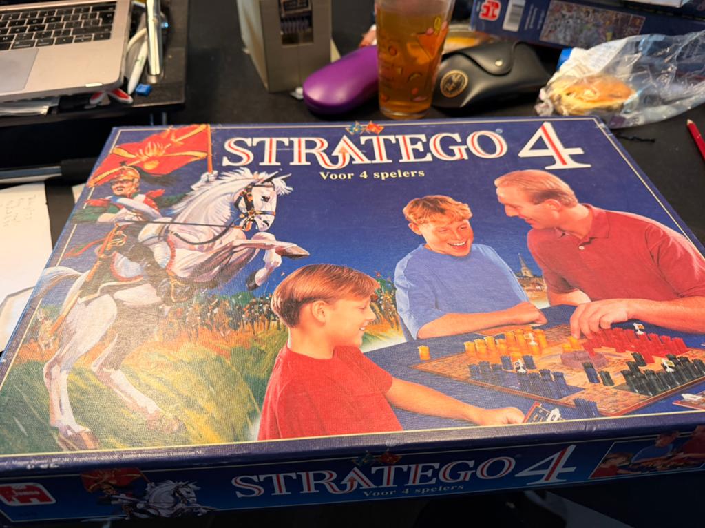 Stratego 4, Hobby en Vrije tijd, Gezelschapsspellen | Bordspellen, Ophalen of Verzenden, Zo goed als nieuw