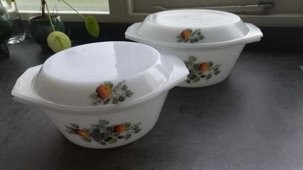 Twee prachtige en puntgave vintage Arcopal dekschalen, Ophalen of Verzenden