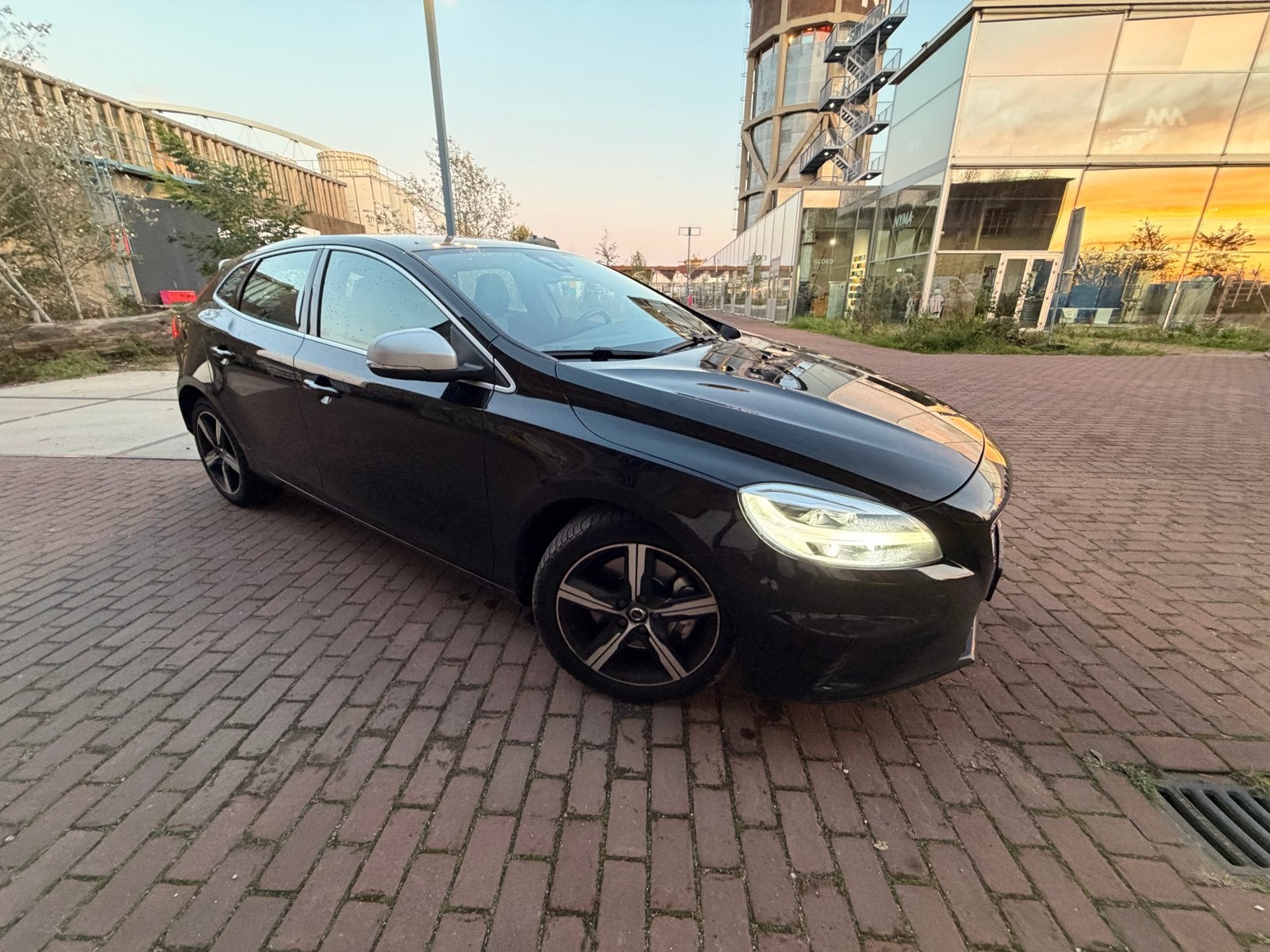 Volvo V40 2.0 T4 190PK 2018 Zwart R-Design Automaat, Auto's, Zwart, Alcantara, Zwart, Origineel Nederlands