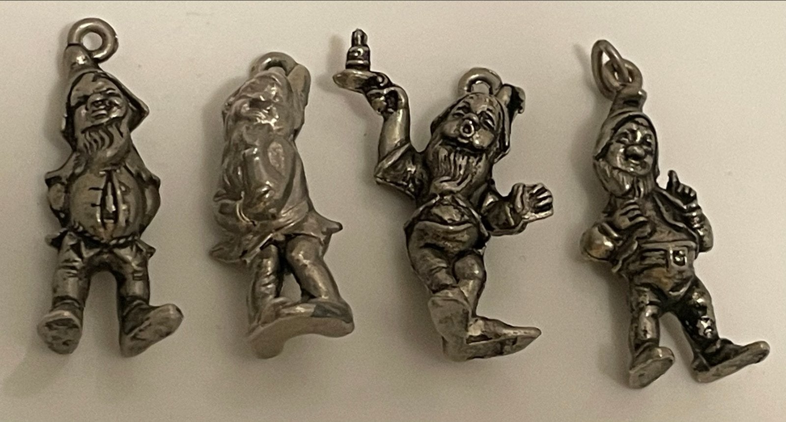 Set van 4 metalen kabouter (Ferrero Kinder Surprise) bedels, Overige merken, Gebruikt, Ophalen of Verzenden, 4 bedels of meer