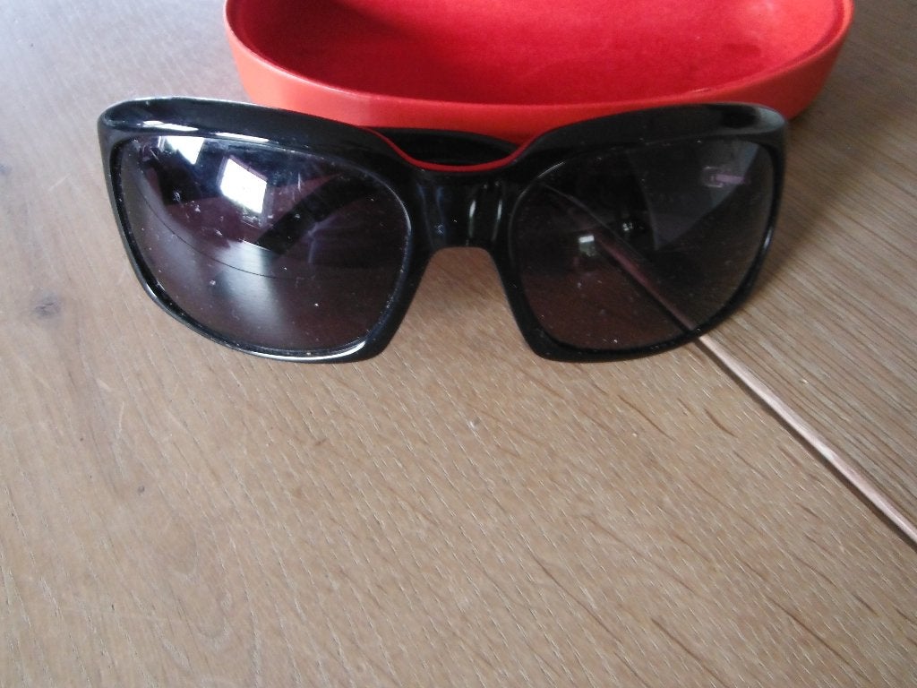 Valentino zwarte dames zonnebril met rode etui, Sieraden, Tassen en Uiterlijk, Overige merken, Zonnebril, Verzenden, Zwart