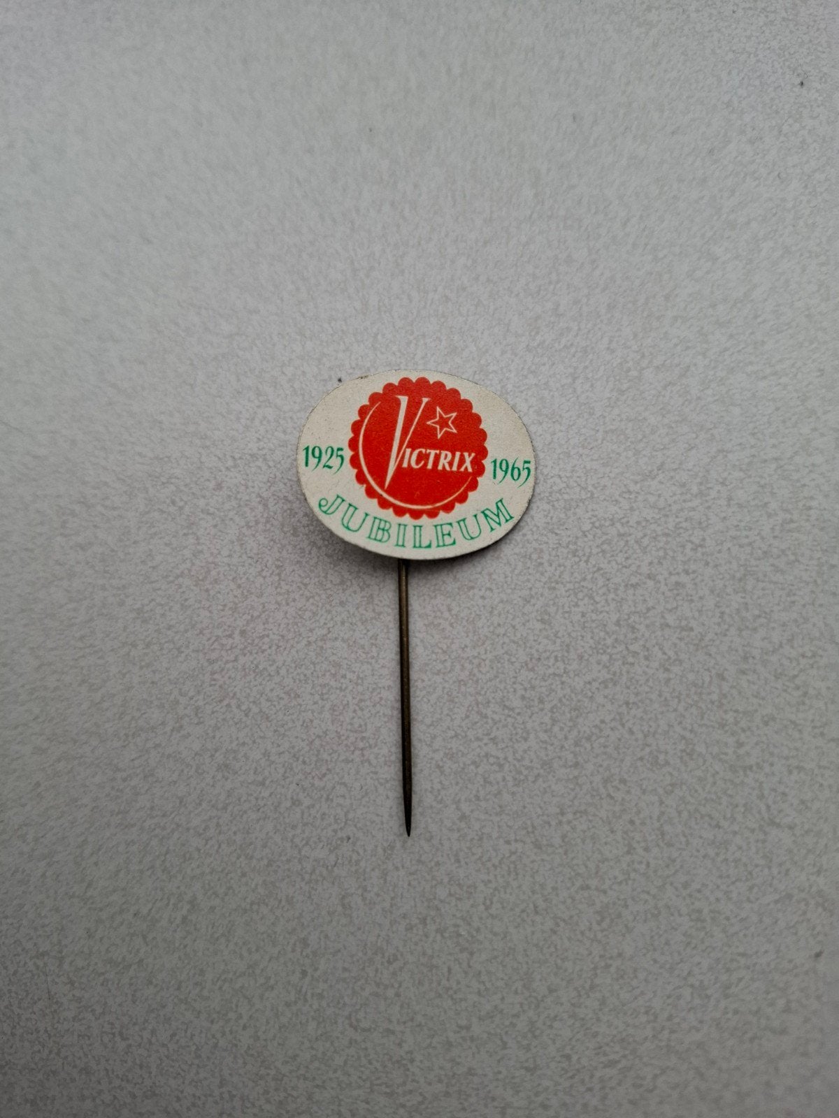 Vintage speldje pin prikker steekspeld Victrixb, Verzamelen, Ophalen of Verzenden