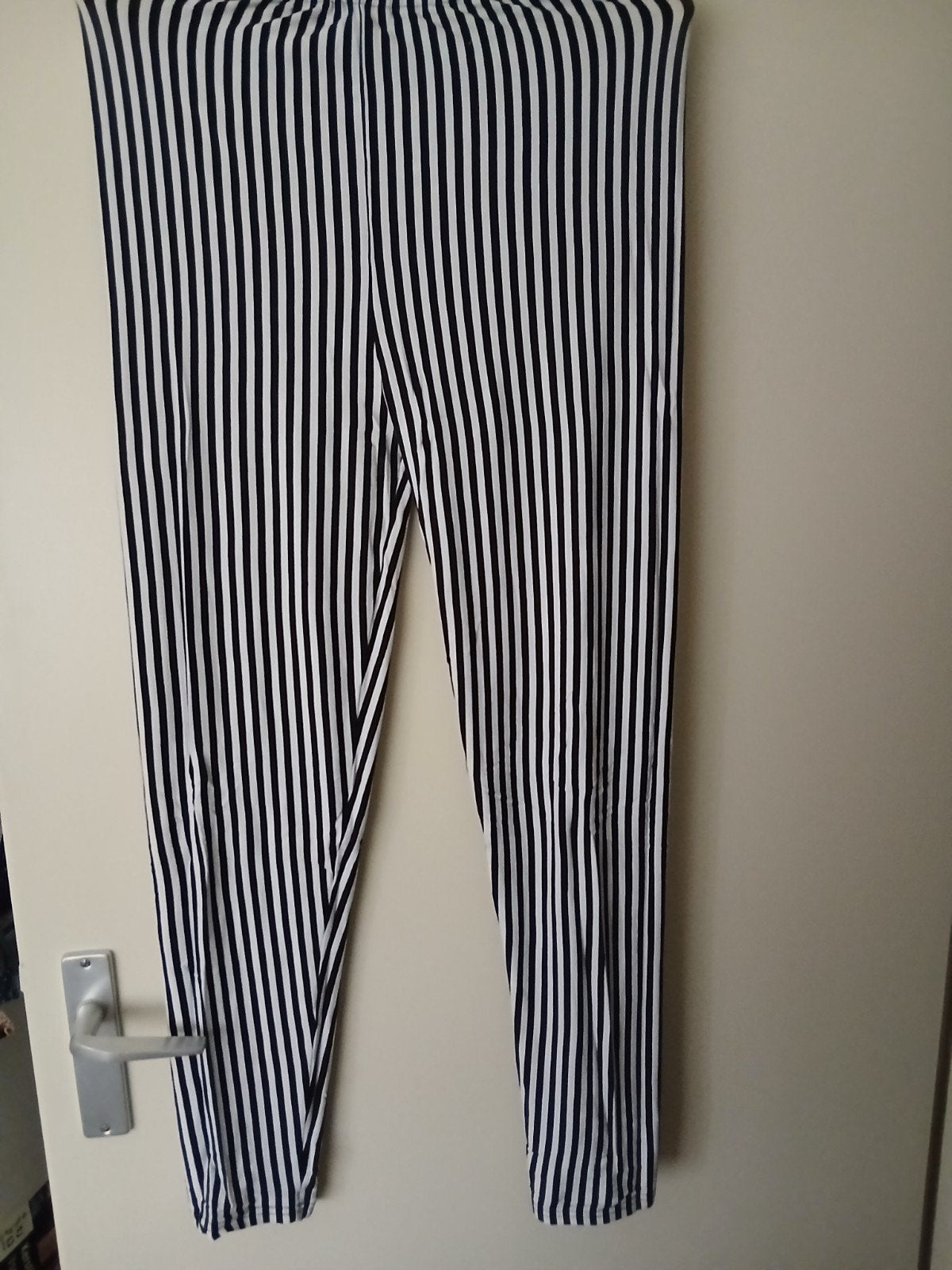 Magna zwart wit gestreepte legging maat 40-42, Legging, Zwart, Maat 40/42 (M), Ophalen of Verzenden