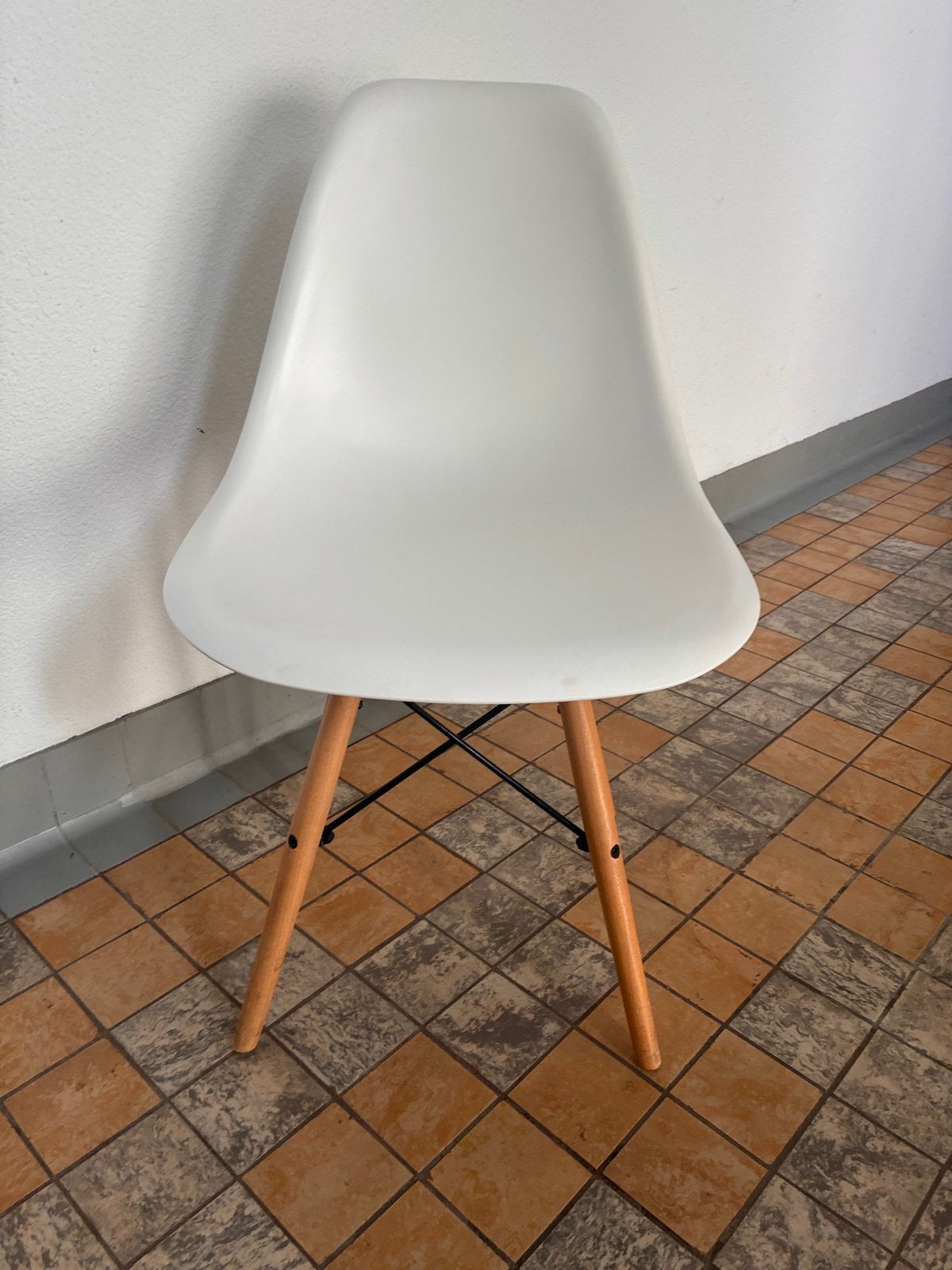 Witte Eames DSW stoel met houten poten, Ophalen, Gebruikt, Wit, Eén