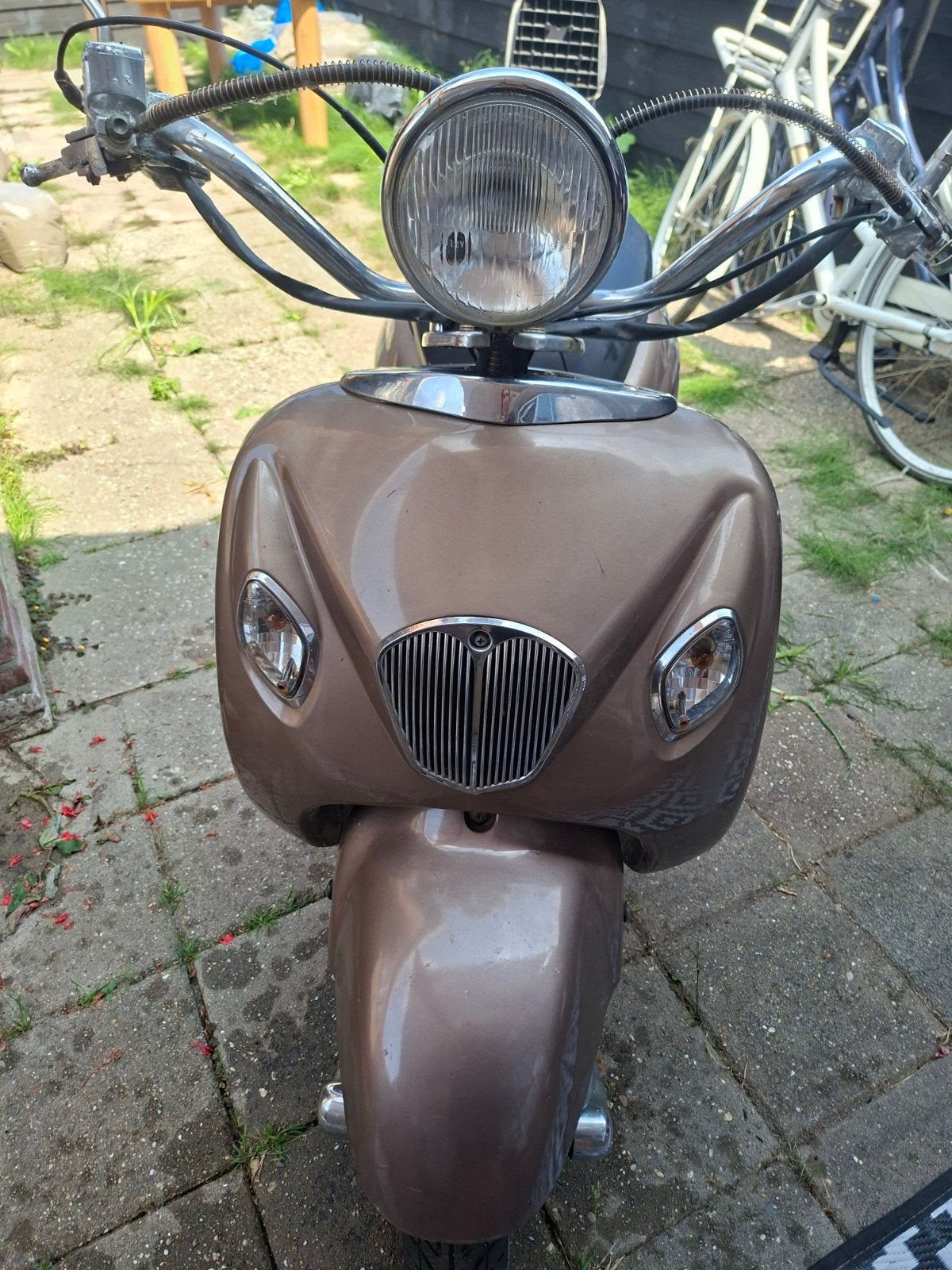 Mooie bruine scooter - Grande Retro 50cc, Fietsen en Brommers, Snorfietsen en Snorscooters, Ophalen, Gebruikt, Benzine, Overige merken
