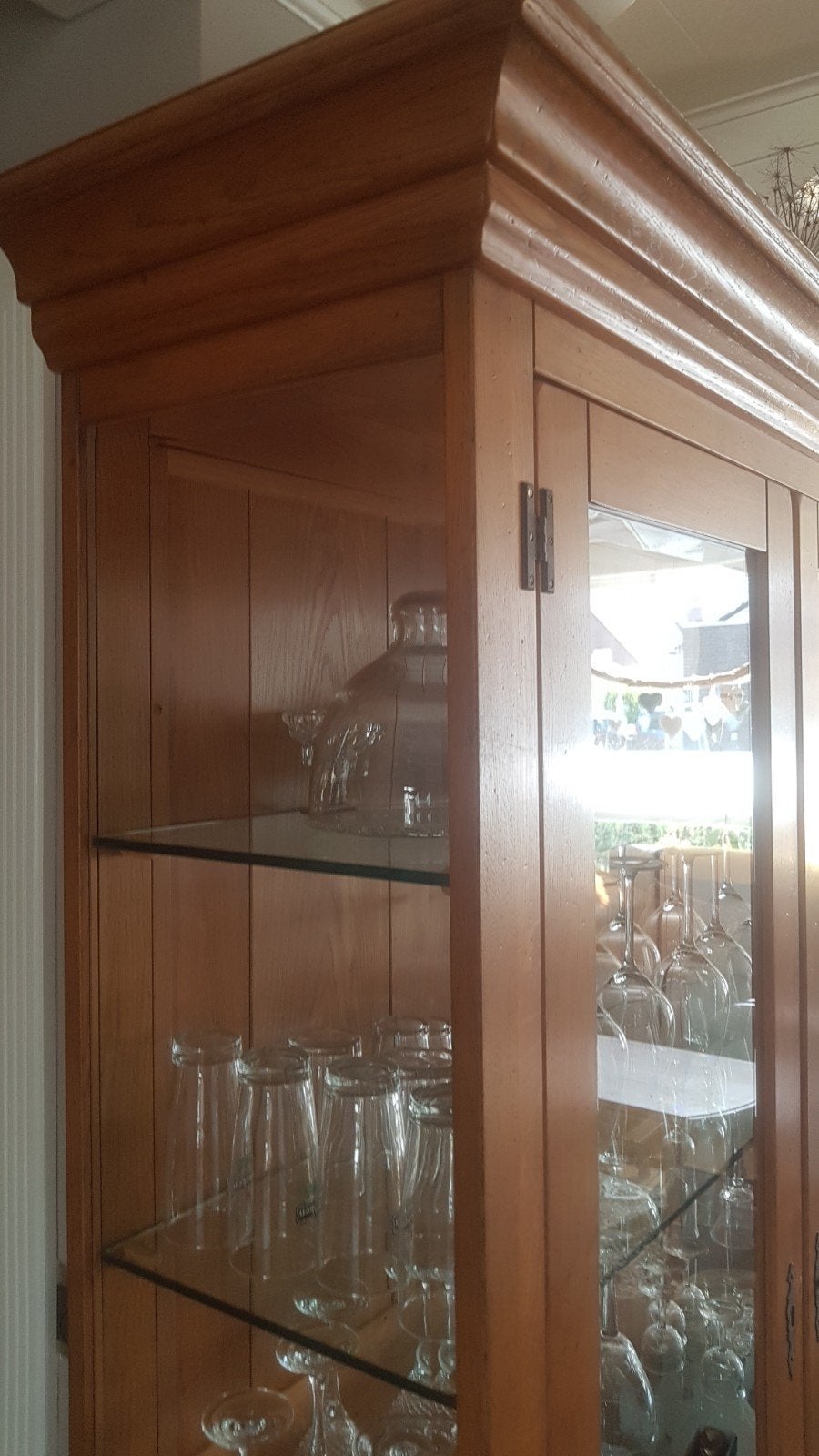 Licht eiken vitrinekast met oud look en glazen schappen, Ophalen