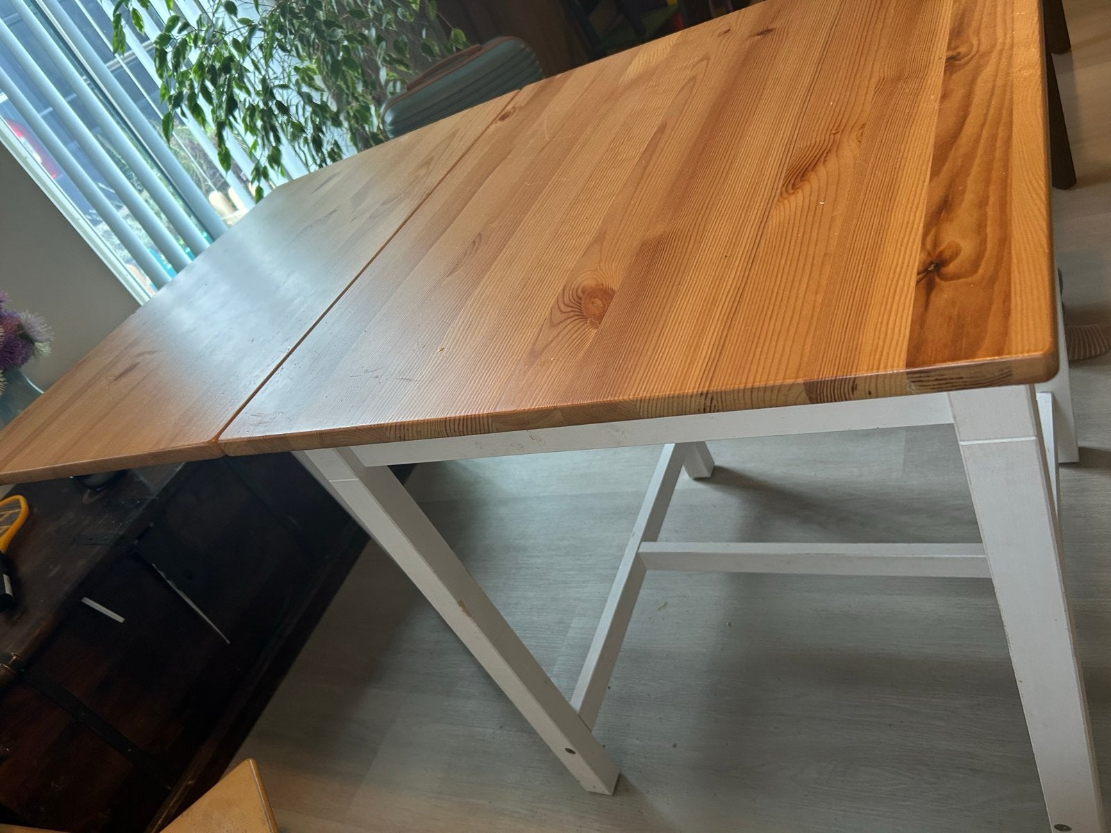 Uitschuifbare eettafel van grenenhout, wit onderstel, Huis en Inrichting, Tafels | Eettafels, Ophalen, Gebruikt, 100 tot 150 cm