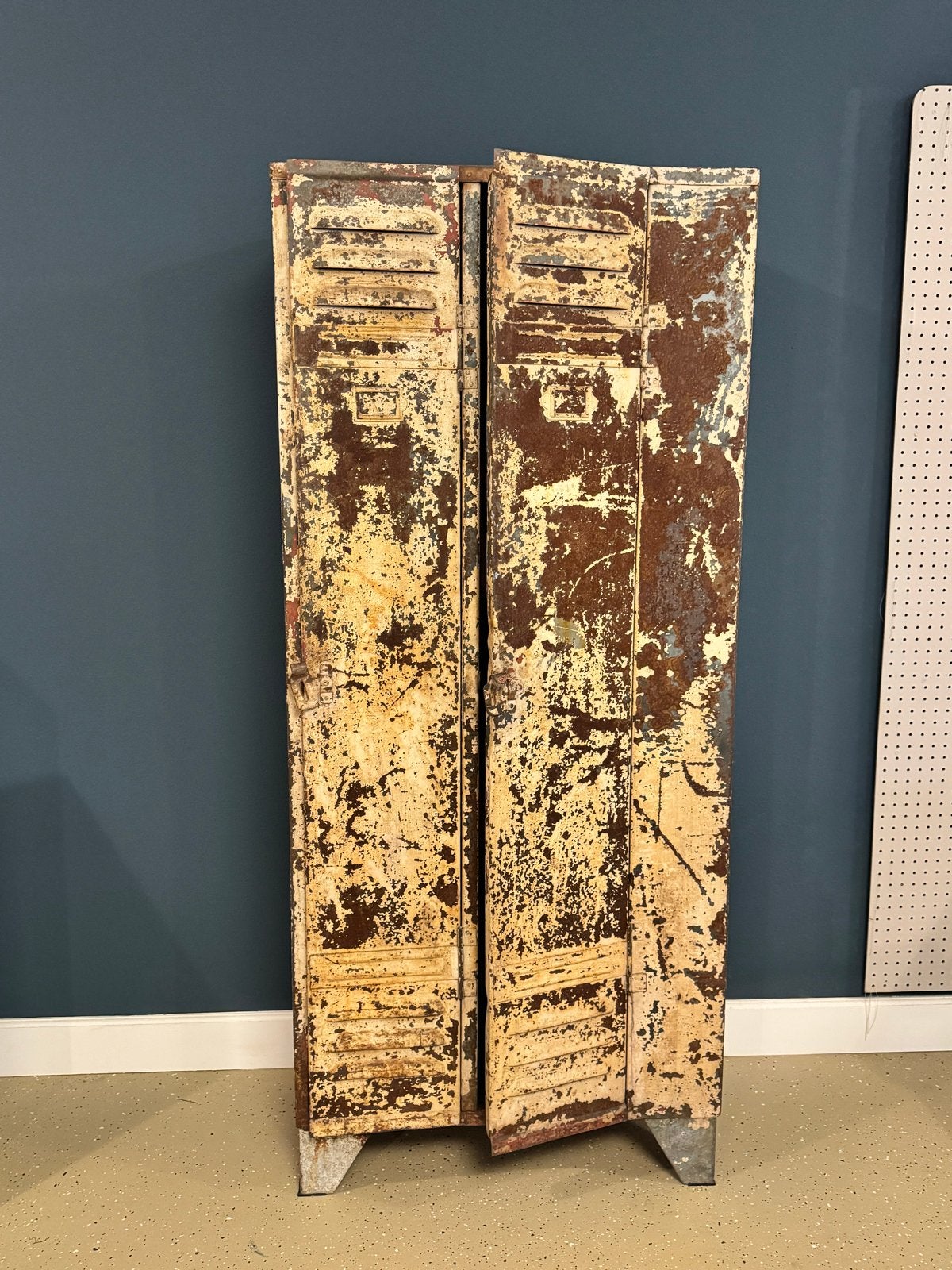 Oude metalen kast met unieke patina, Ophalen