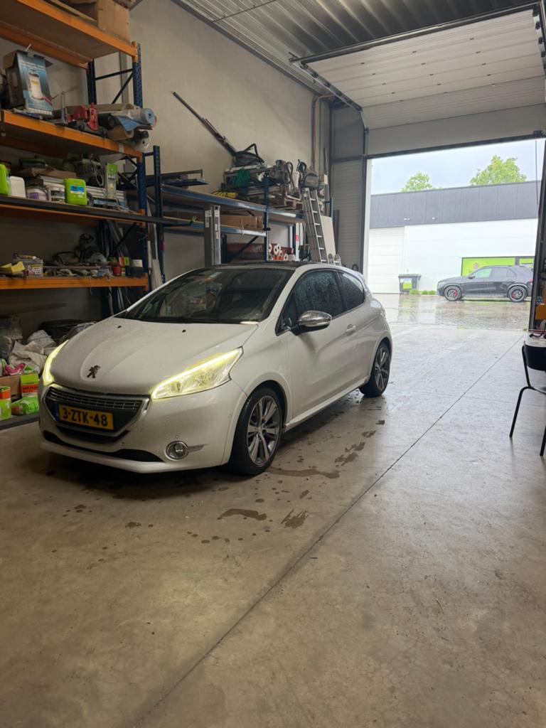 Peugeot 208 PureTech 110 XY 1.2 VTI 81KW 3-D 2015 Wit, Voorwielaandrijving, 40 €/maand, 1199 cc, Wit