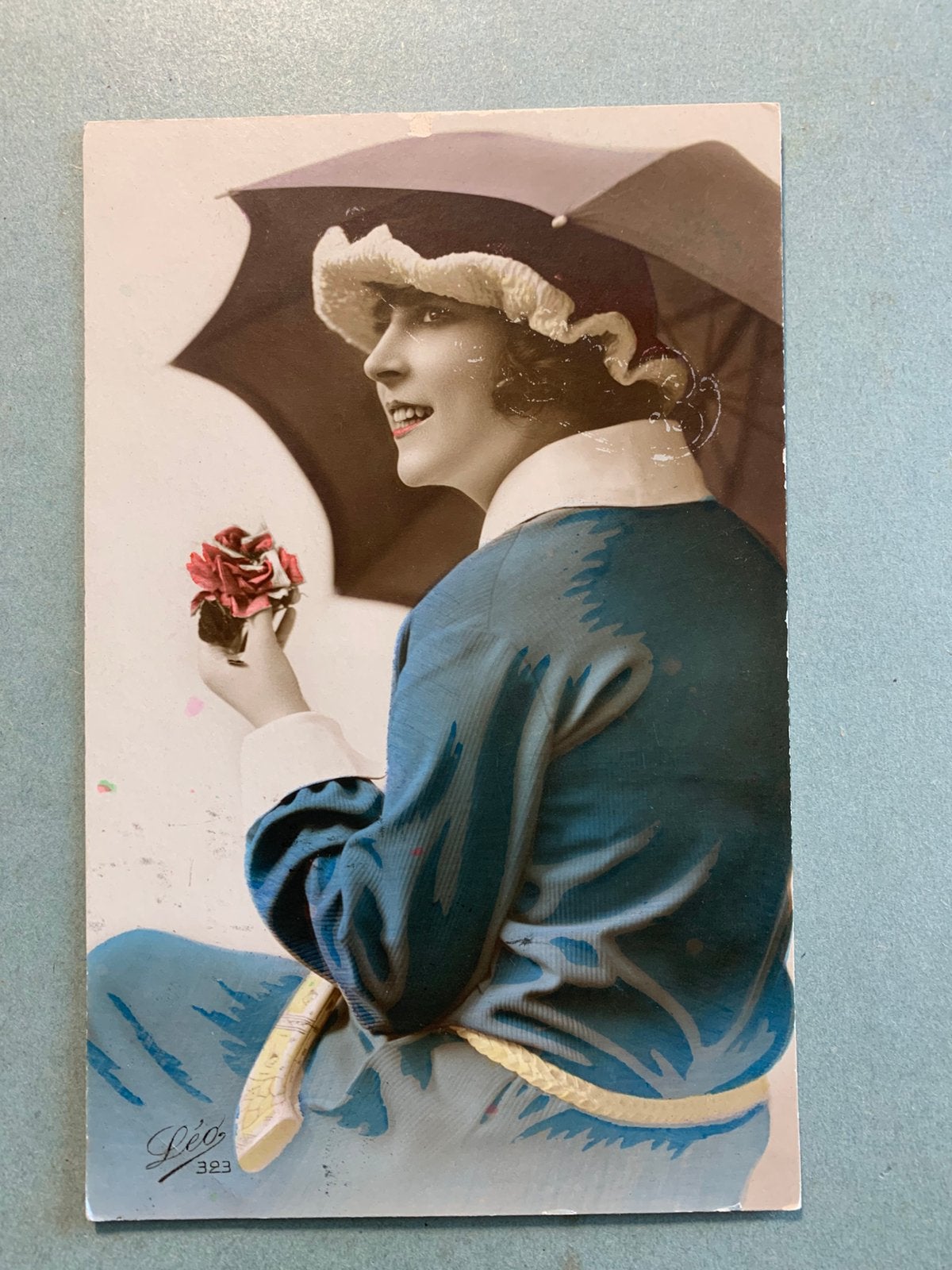 Dame met roos en parasol paraplu