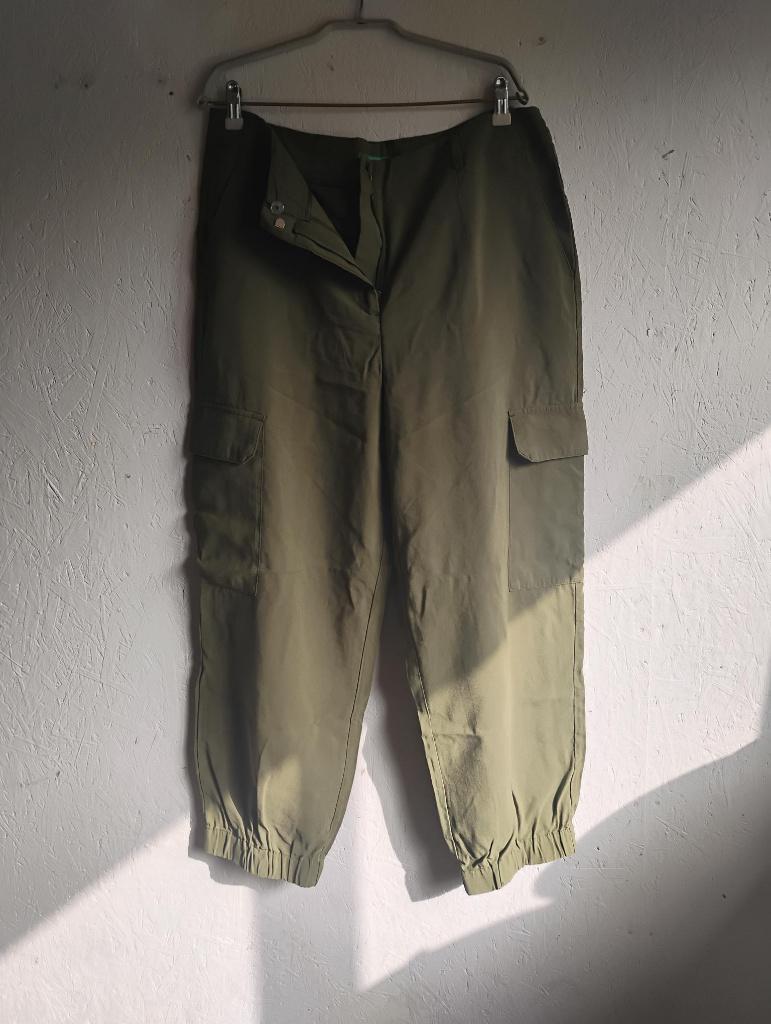 Te koop groene cargo broek Benneton, Benneton, Maat 42/44 (L), Ophalen of Verzenden, Zo goed als nieuw
