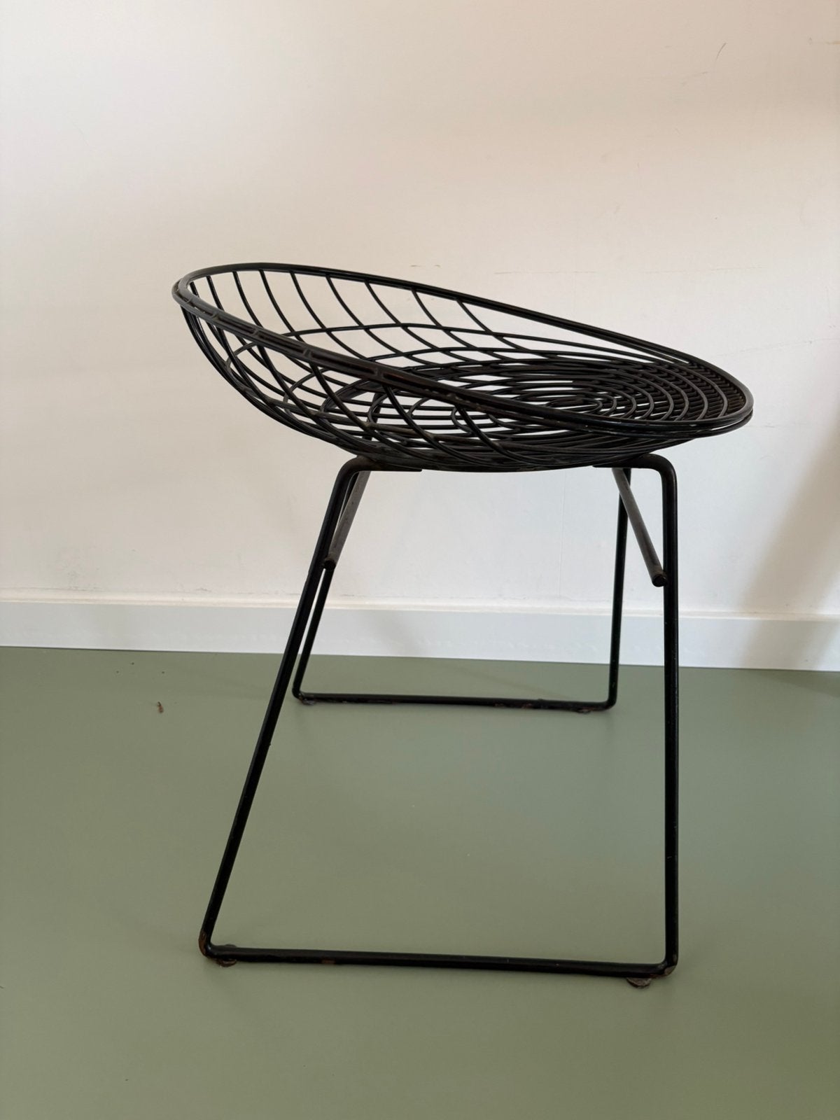 Pastoe KM05 Wire Stool, Huis en Inrichting, Stoelen, Ophalen, Zo goed als nieuw, Zwart, Eén