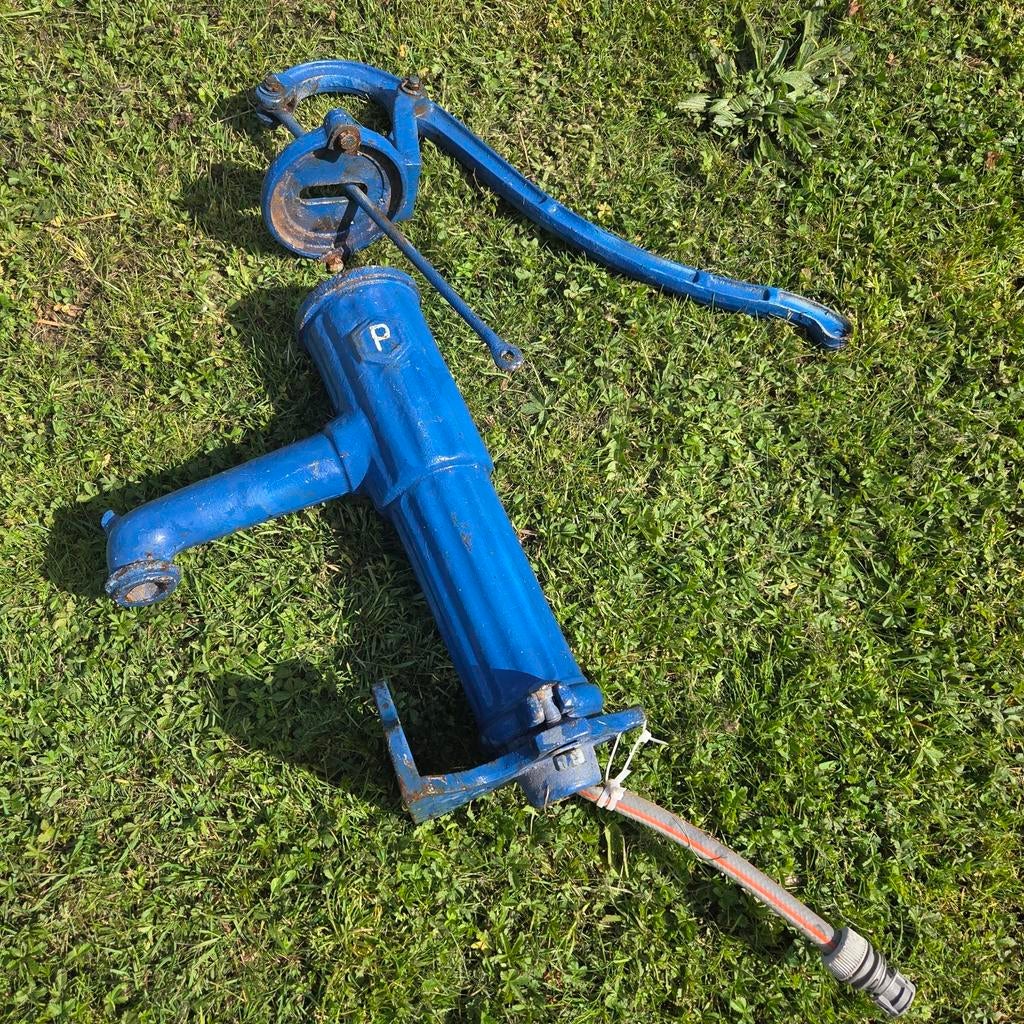 Antieke gietijzeren waterpomp, Ophalen, Gebruikt, Handmatig, Regentonpomp