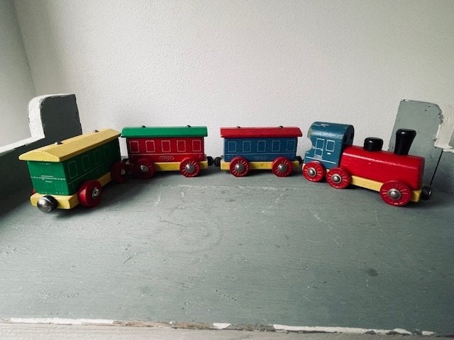 Houten vintage trein. Locomotief met 3 wagons hout . Heros, Ophalen, Gebruikt, Rij- of Hobbelspeelgoed