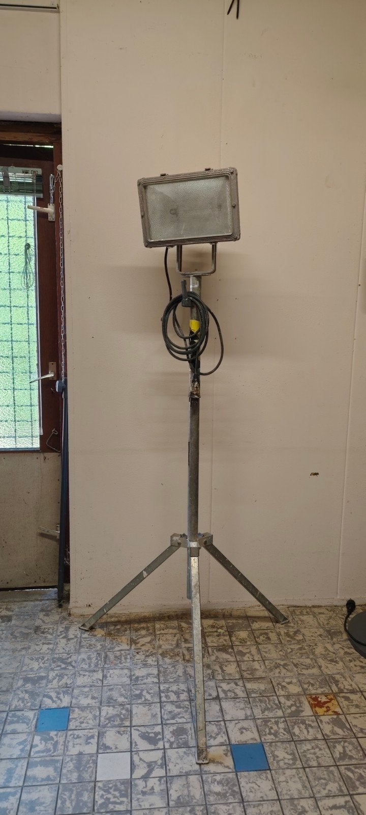 Bouwlamp met statief - Krachtige verlichting voor elke klus, Doe-het-zelf en Verbouw, Bouwverlichting, Gebruikt, Met statief, Ophalen of Verzenden