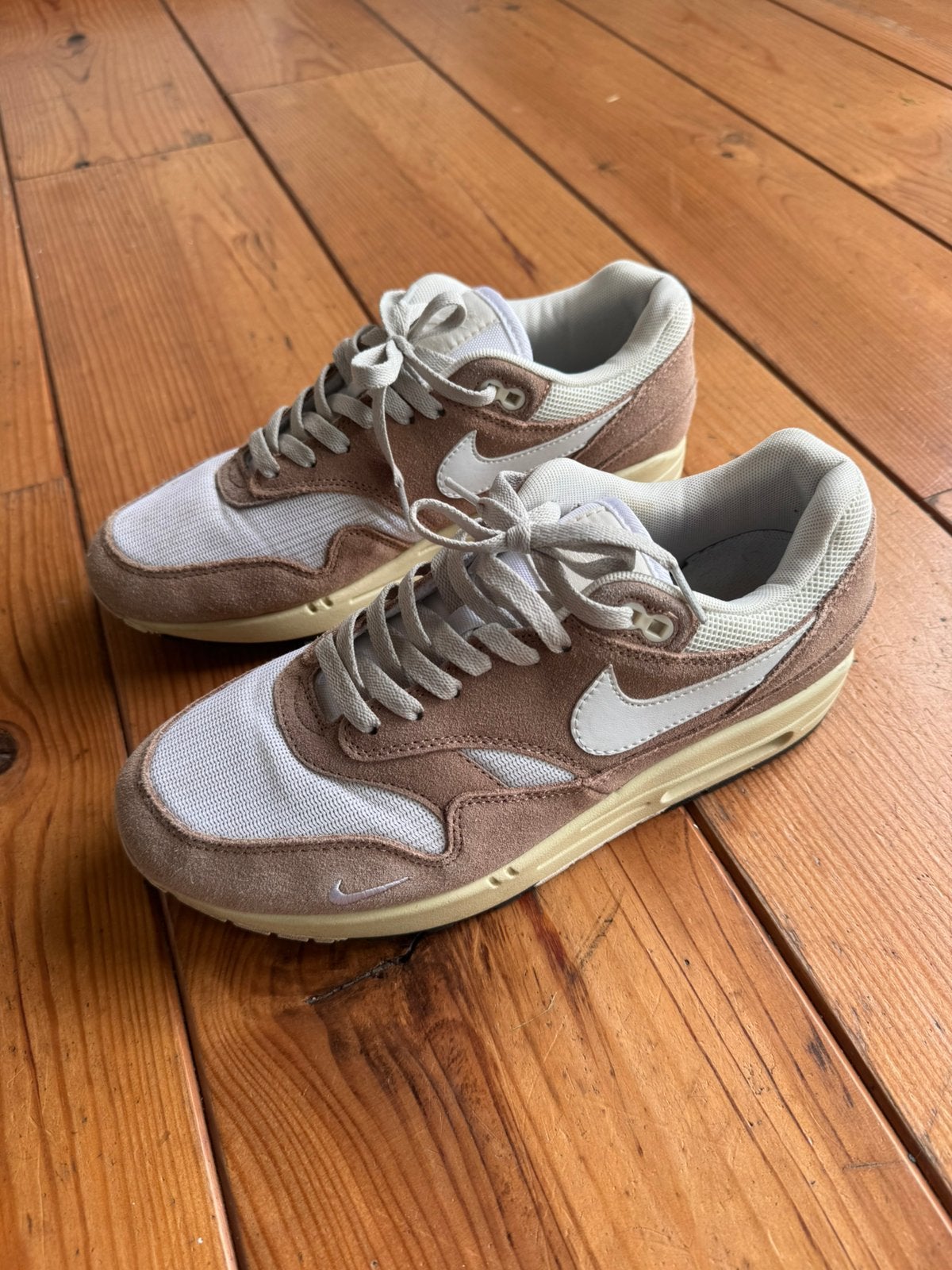 Nike Air Max 1 maat 43 bruin taupe suède sneakers heren, Bruin, Ophalen of Verzenden, Sneakers of Gympen, Zo goed als nieuw