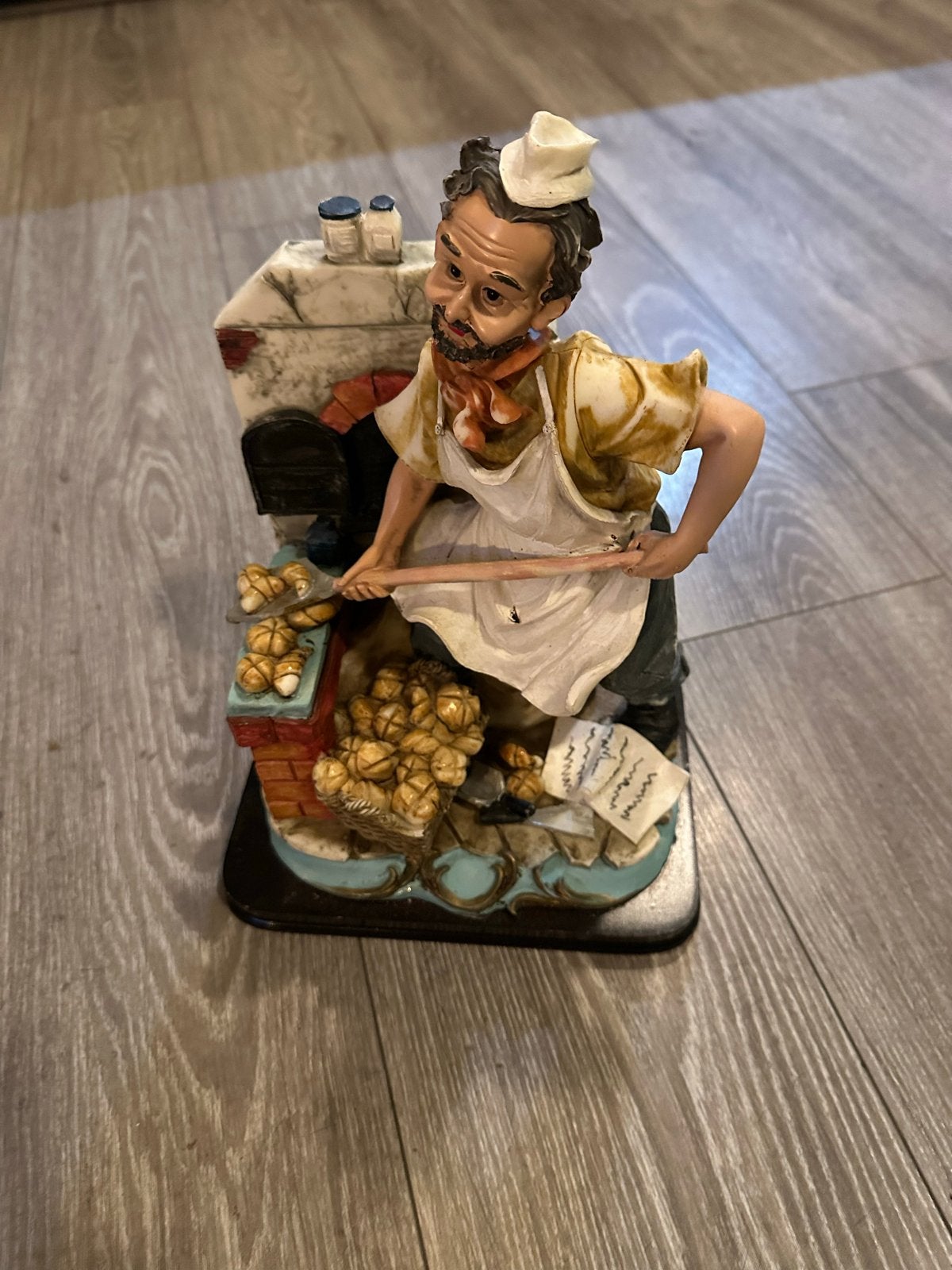 Decoratief beeldje van een bakker met oven en broodjes, Ophalen, Gebruikt, Mens