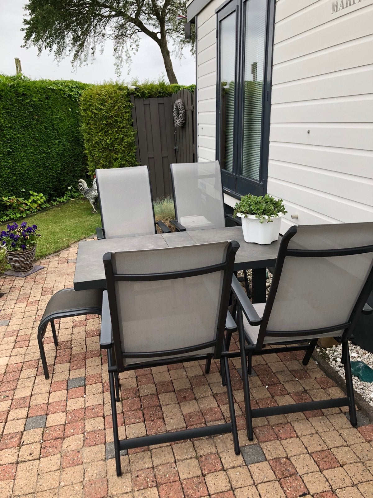Tuinset tafel, vier stoelen, beelden en parasols enz enz, Ophalen, Gebruikt, 2 tot 3 meter, Overige typen