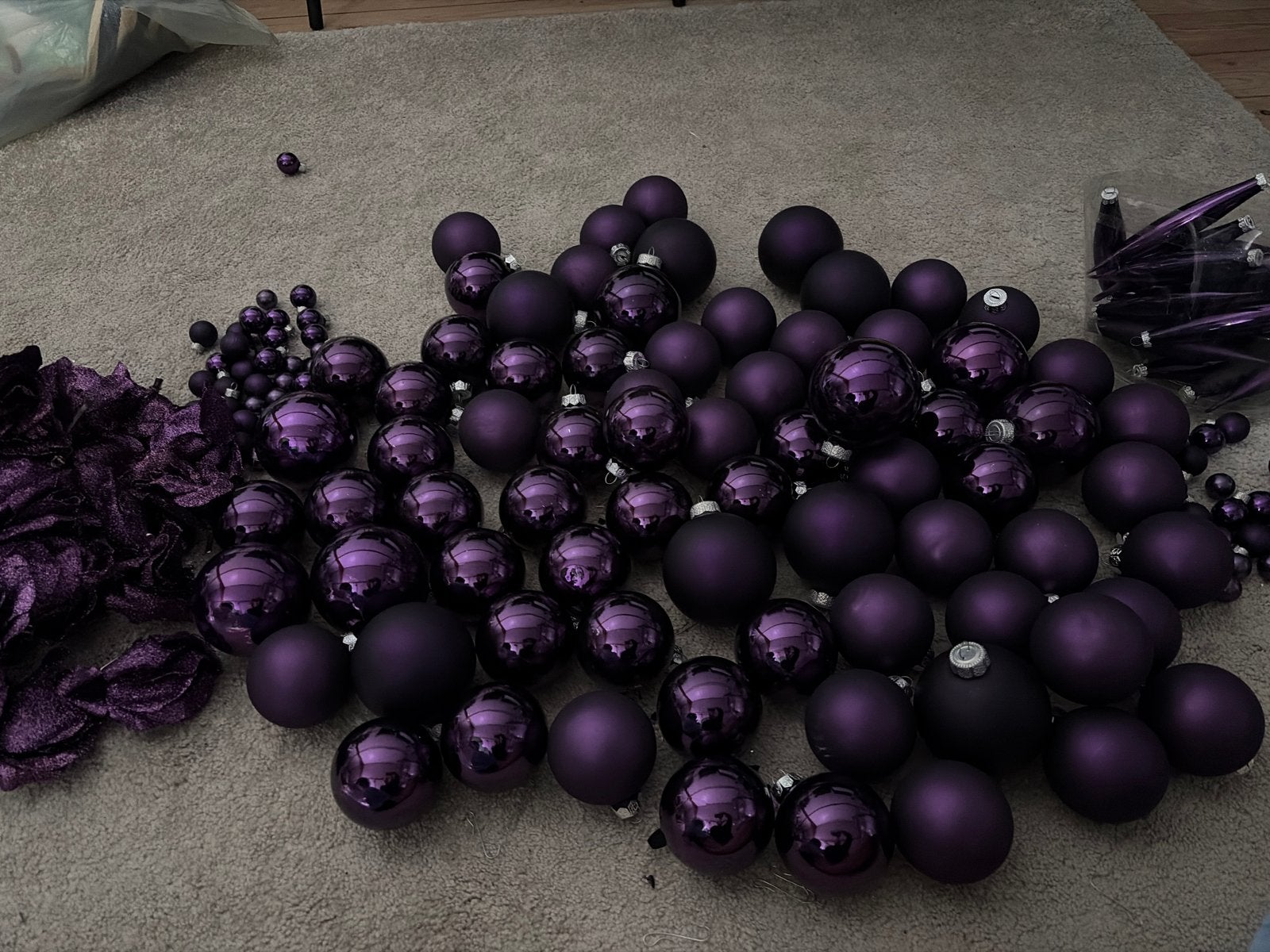 Paarse kerstballen, Ophalen