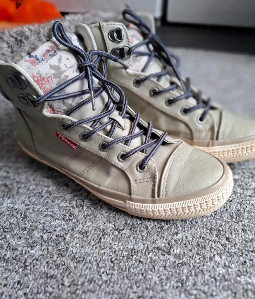 Venice gevoerde sneakers / veterboots beige maat 39, Kleding | Dames, Schoenen, Venice, Ophalen of Verzenden, Groen, Sneakers of Gympen