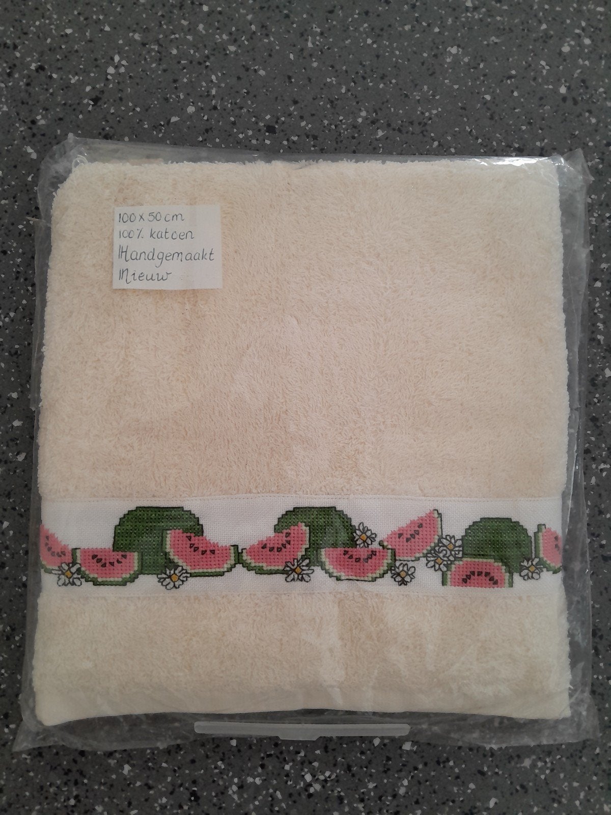 Handdoek badkamer ~ cadeau ~ watermeloen geborduurd, Ophalen of Verzenden, Nieuw, Handdoek