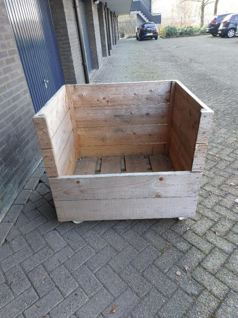 2x grote krat / kist op wielen (voor openhaard hout), Ophalen, Gebruikt