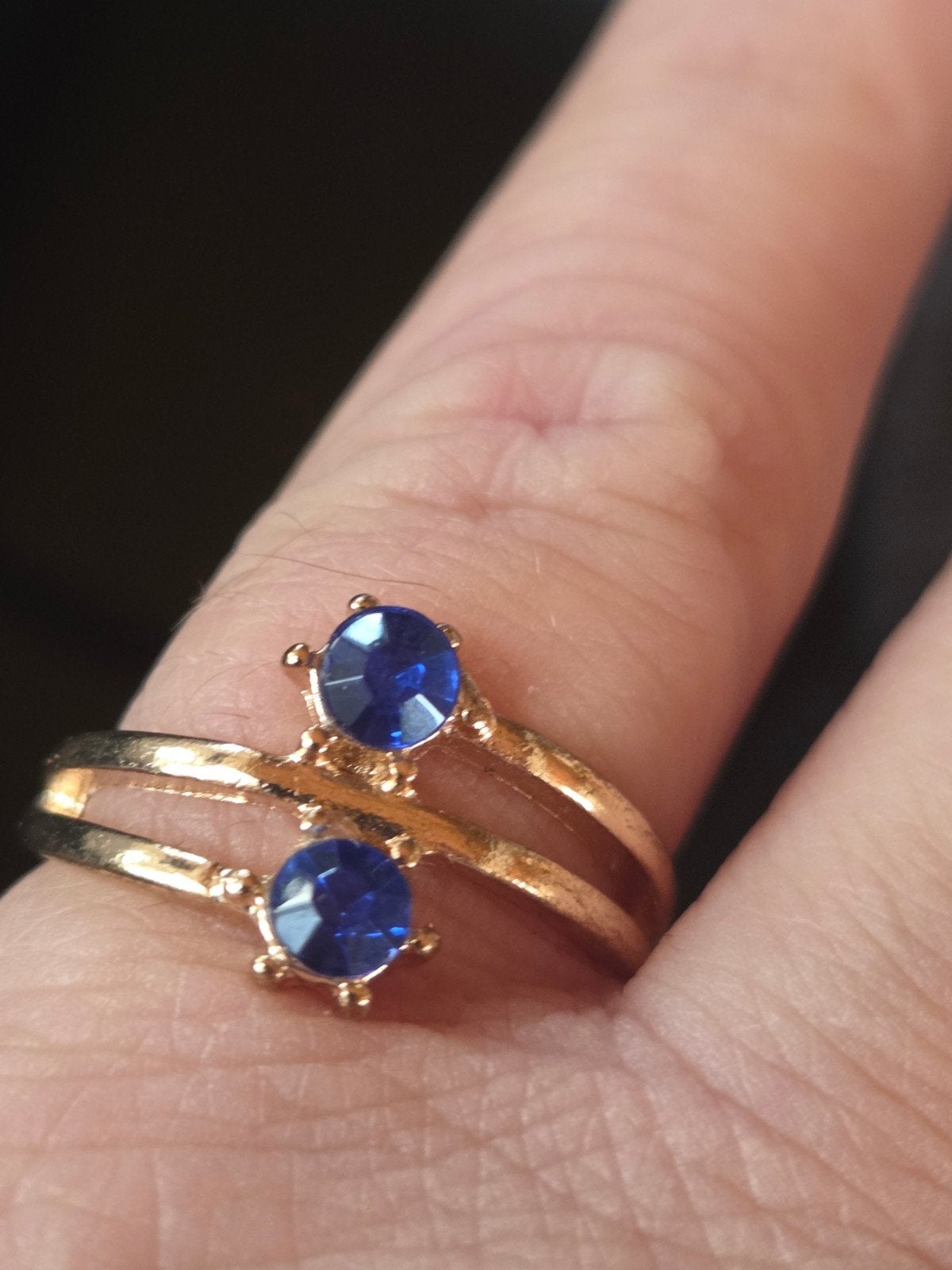 Goudkleurige ring met blauwe steentjes - Maat 17, Overige materialen, Nieuw, Ophalen of Verzenden, 17 tot 18