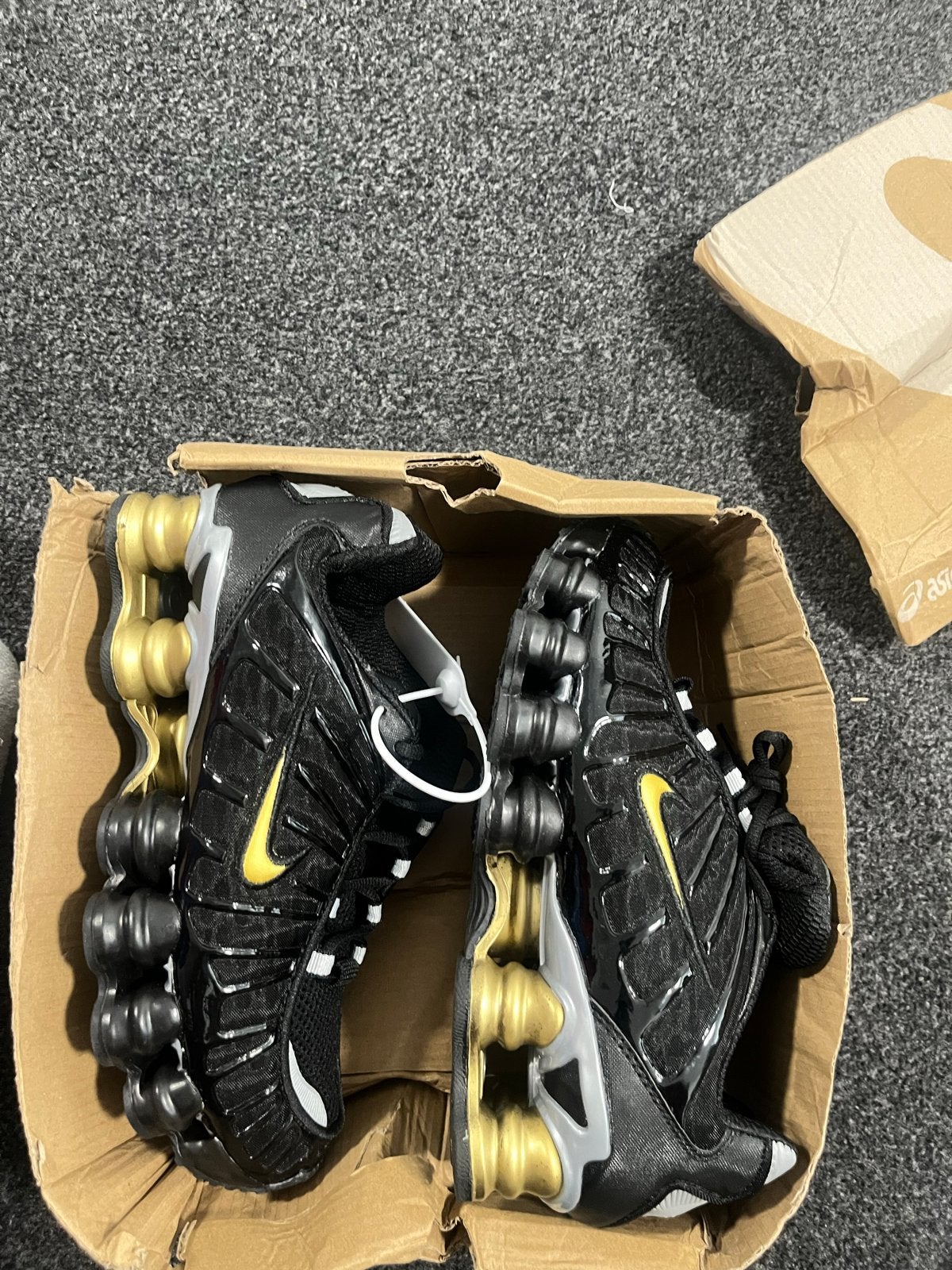 Nieuwe Nike Shox sneakers maat 42 - Zwart/Goud, Ophalen of Verzenden, Nieuw, Zwart, Sneakers of Gympen