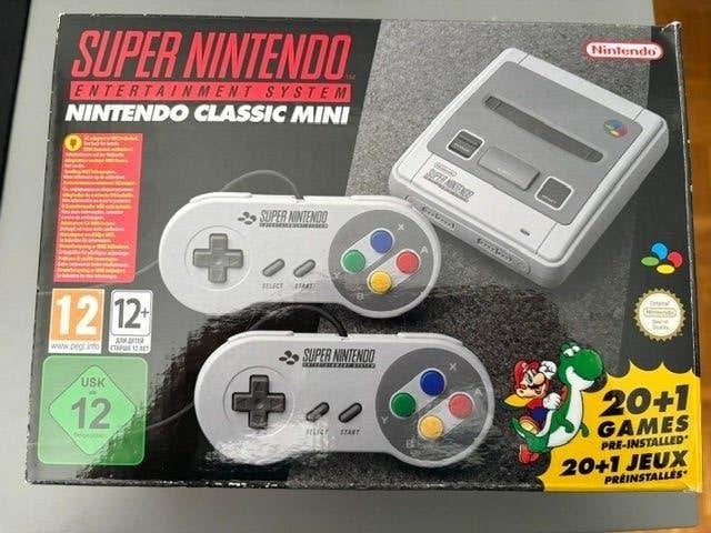 super nintendo classic in doos, Spelcomputers en Games, Spelcomputers | Nintendo Super NES, Ophalen, Zo goed als nieuw, Met 2 controllers