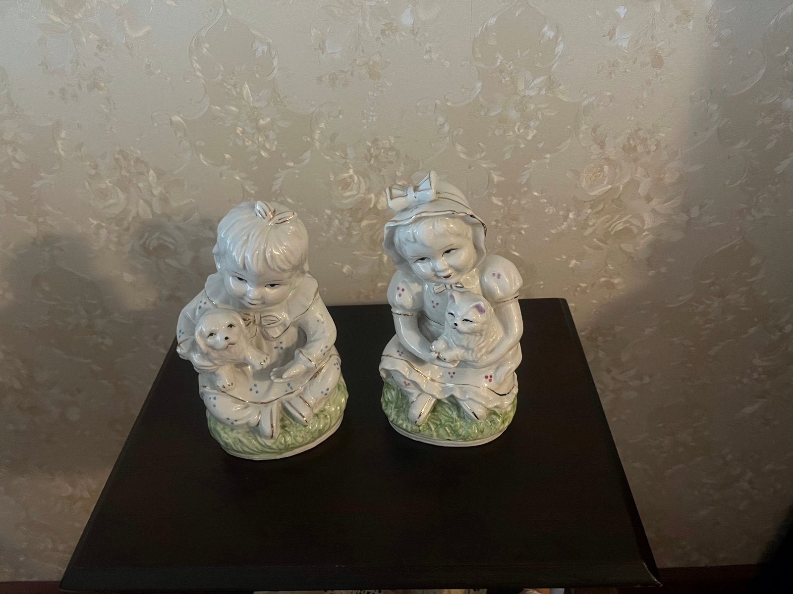 Set van 2 beelden: jongen en meisje, 22 cm hoog, Antiek en Kunst, Groep mensen, Ophalen of Verzenden, 20 - 50 cm, Steen of Keramiek