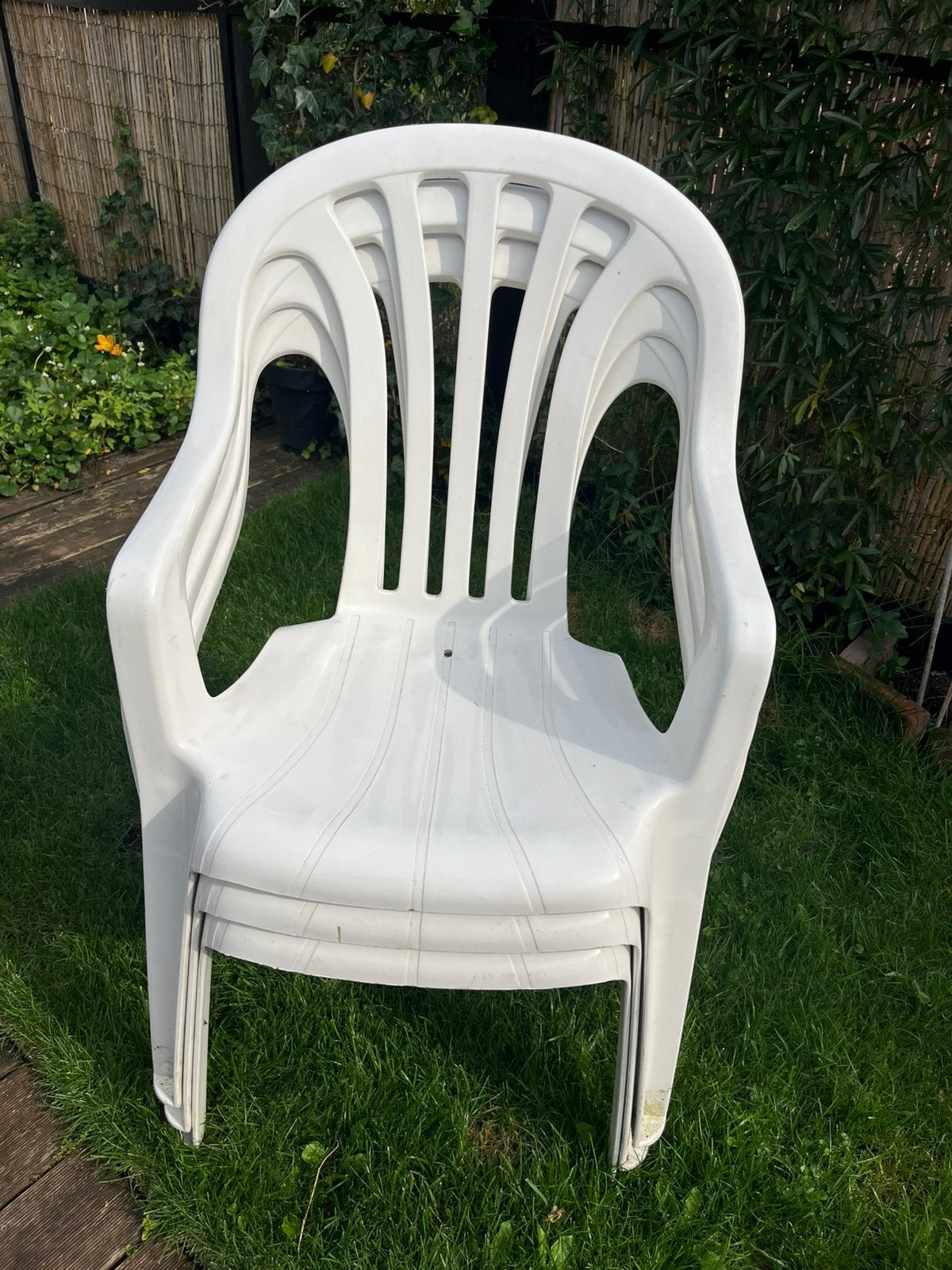 3 witte tuinstoelen, Ophalen, Zo goed als nieuw, Kunststof
