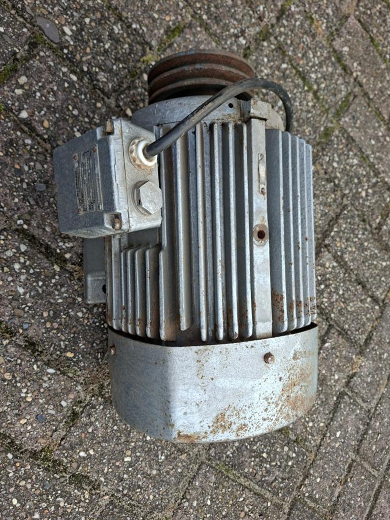 MEZ Mohelnice krachtmotor met Poelie, Ophalen, Gebruikt, Elektromotor