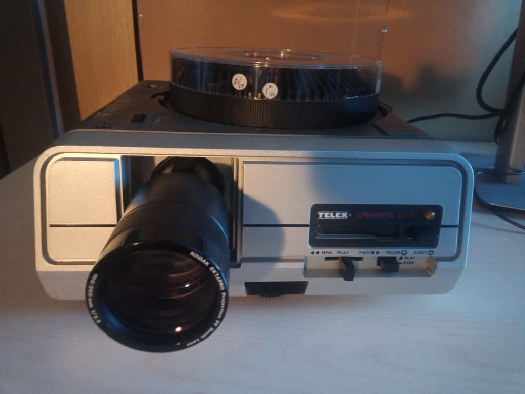Vintage Telex Ektagraphic Projector met Carrousel, Audio, Tv en Foto, Diaprojectors, Ophalen, Gebruikt, Met scherm